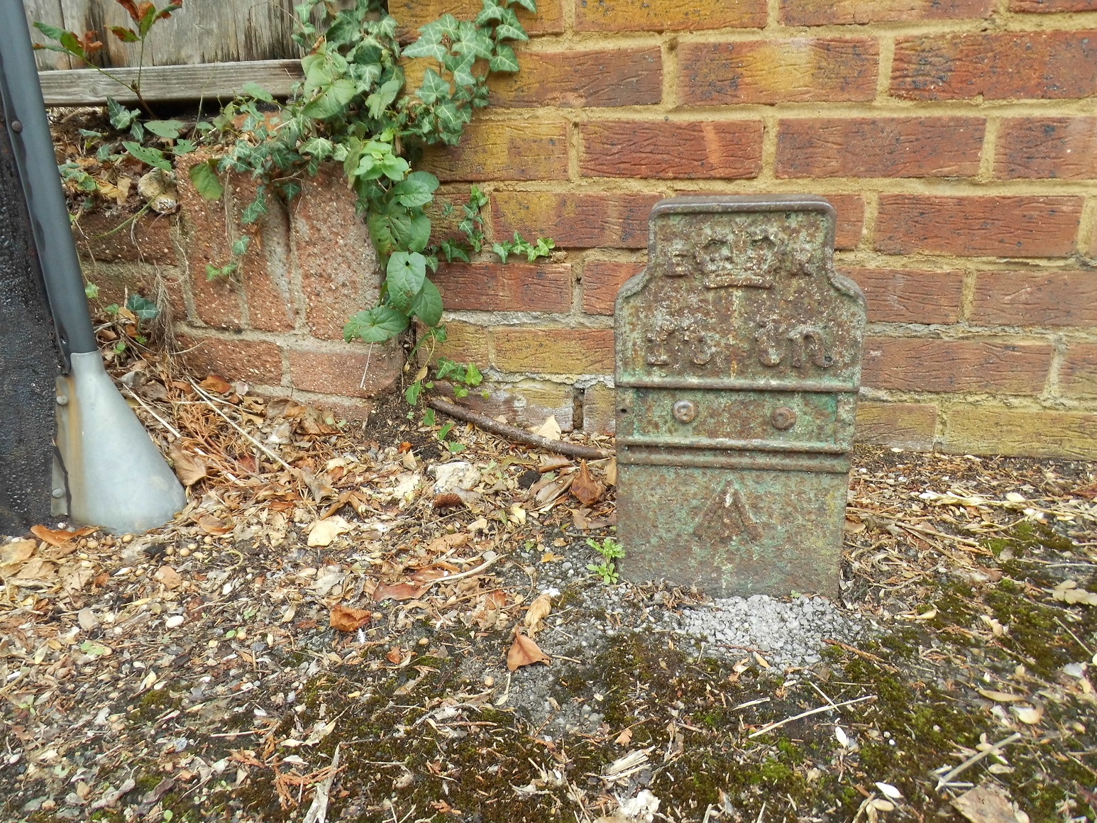 Telegraph cable marker post at 258 Hempstead Road, Watford by Derek Pattenson 