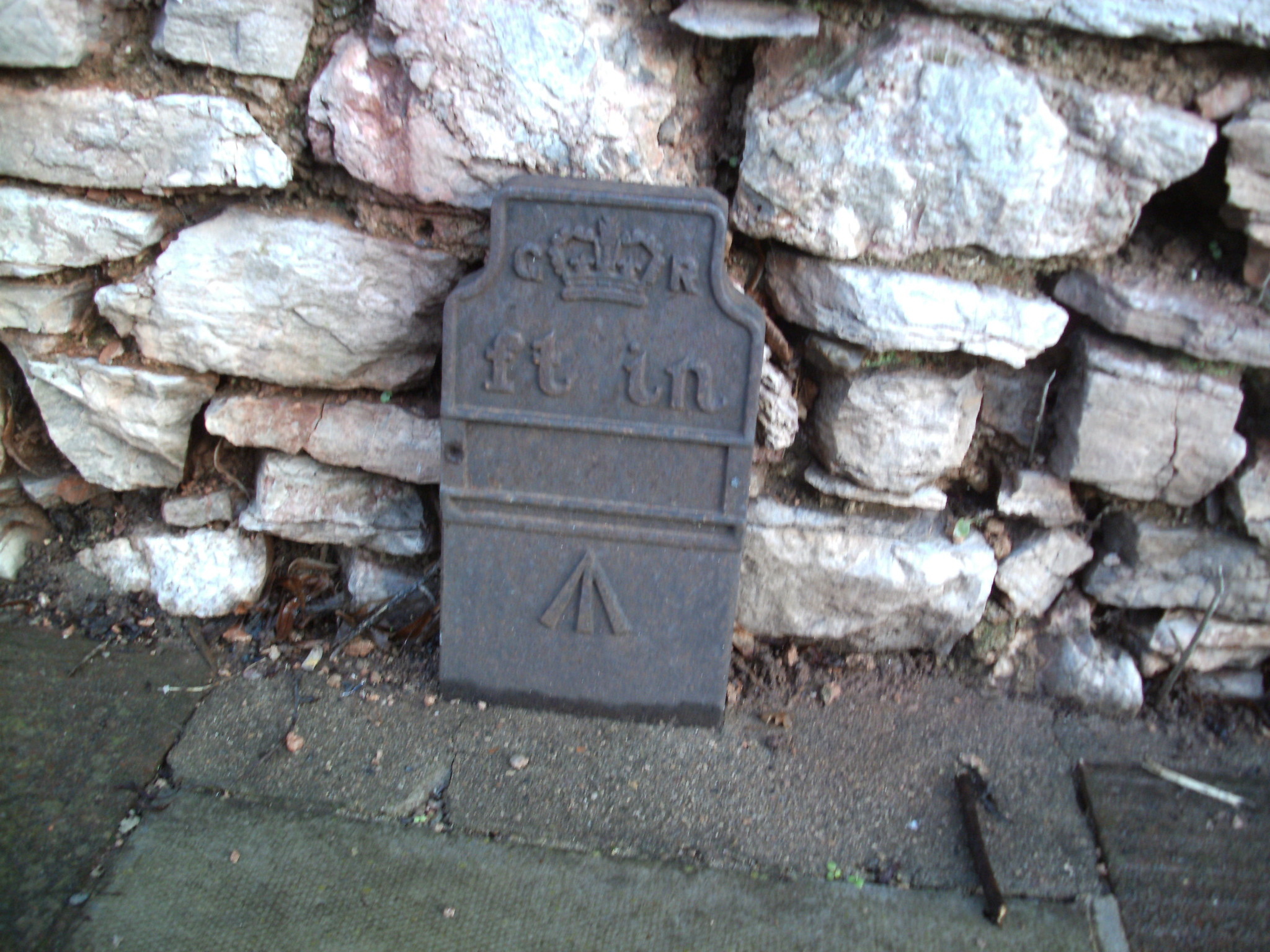 Telegraph cable marker post at Cleveland Road, Torquay by Les Eddy 