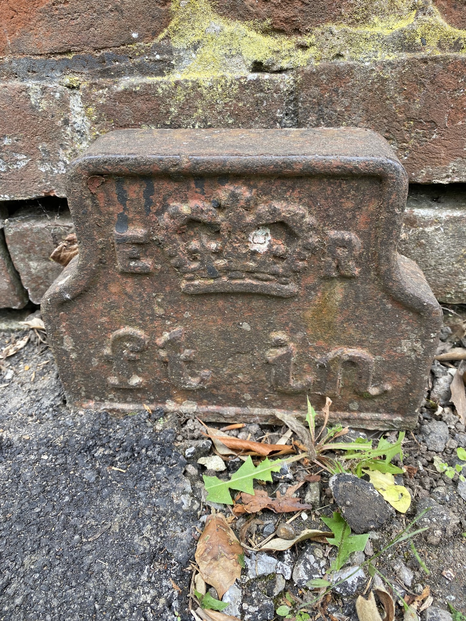 Telegraph cable marker post at 10 Summer Hill, Harbledown, Canterbury by Simon Westerman 
