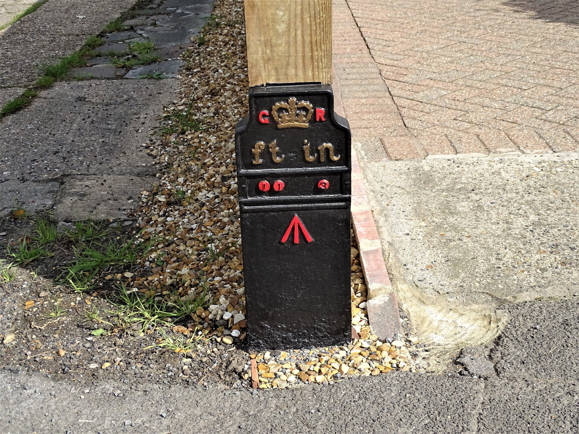 Telegraph cable marker post at 47 Watford Road, Kings Langley by Stephen Danzig 