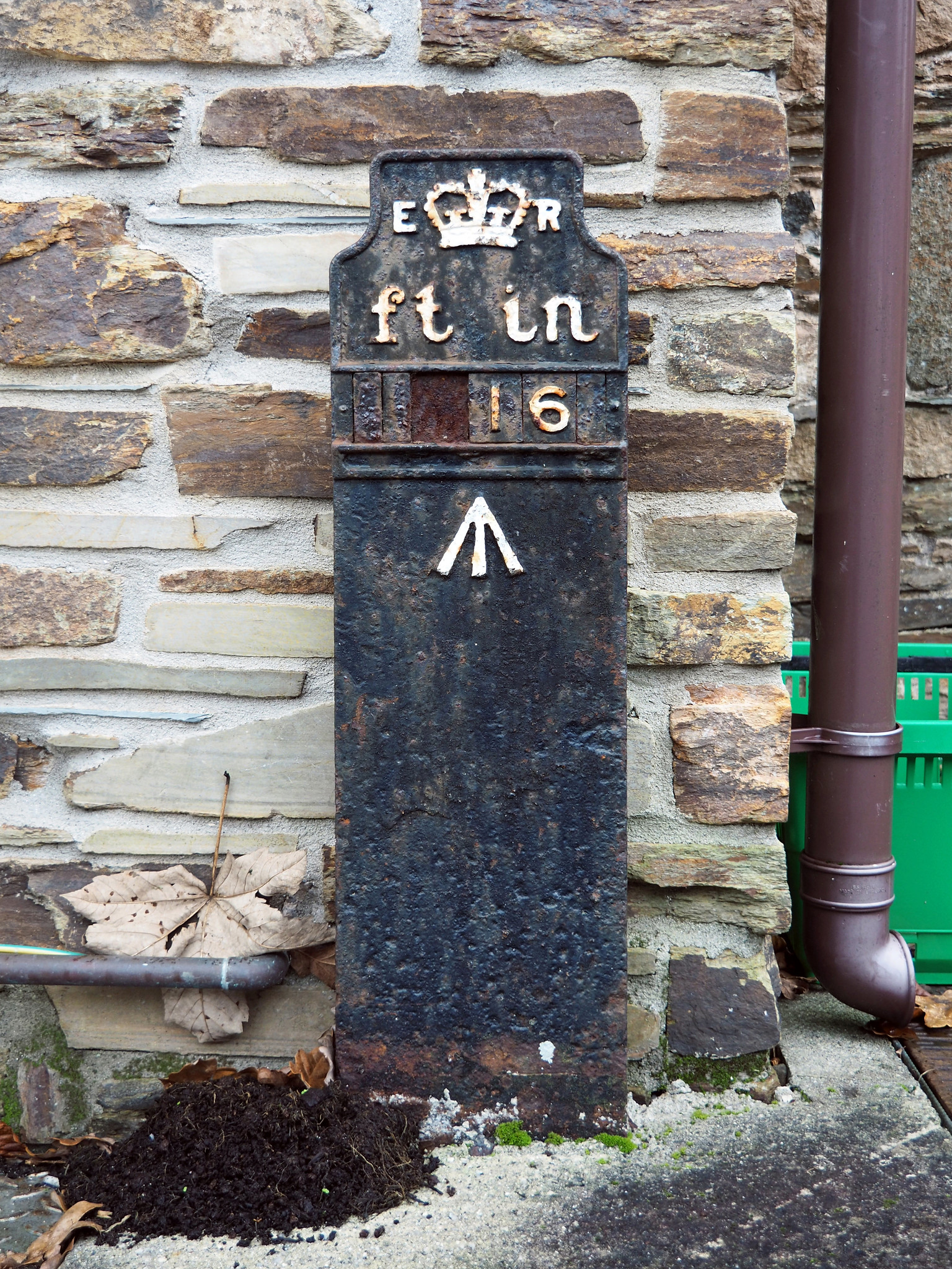 Telegraph cable marker post at 4 Labutt Close, Thornbury, Plymouth by Chris Williamson 