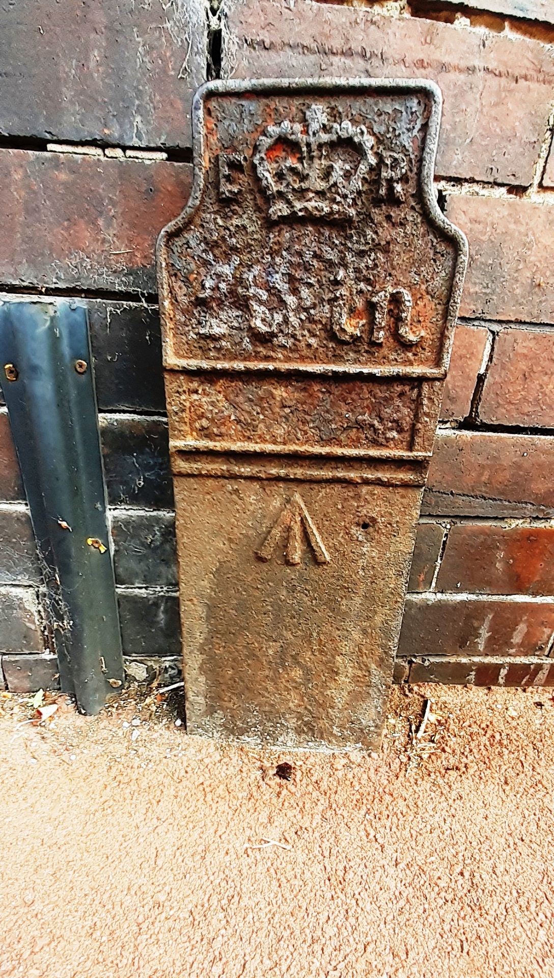 Telegraph cable marker post at 241 Durham Road, Gateshead by Roger Templeman 
