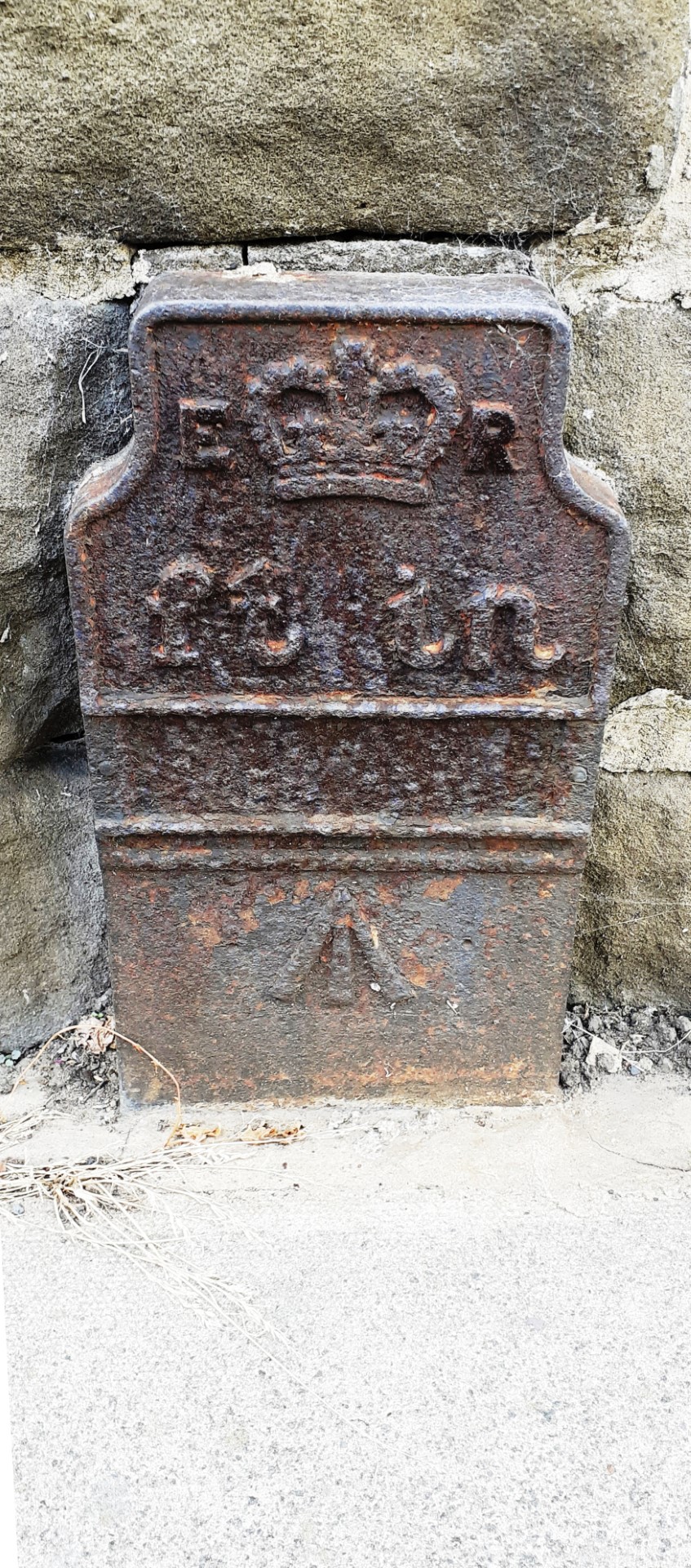 Telegraph cable marker post at 711 Durham Road, Gateshead by Roger Templeman 