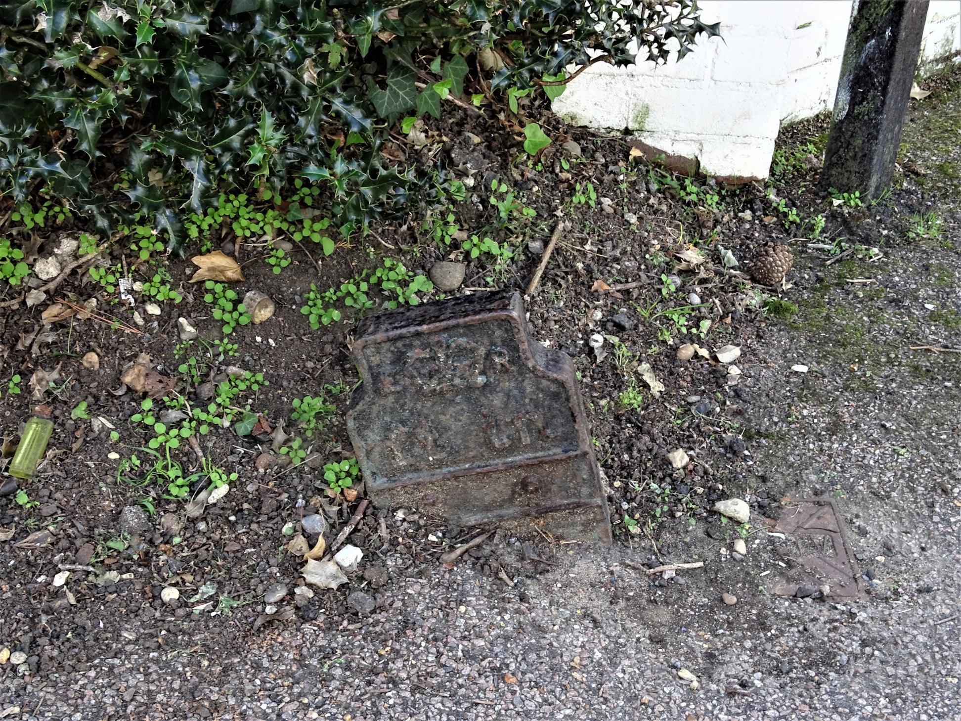 Telegraph cable marker post at opp. 66 High Road, Bushey, Herts by Stephen Danzig 