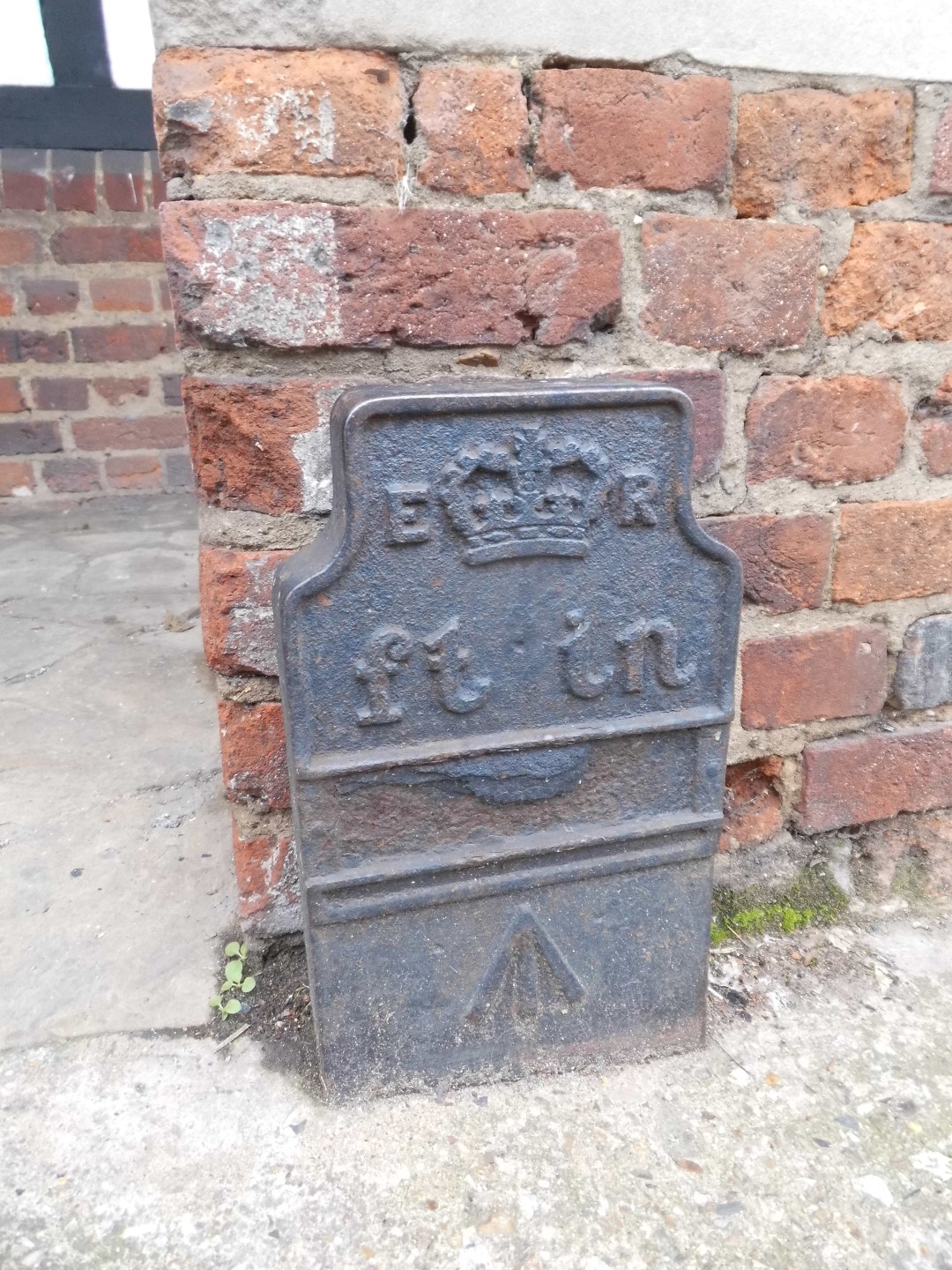 Telegraph cable marker post at The White Hart, 23 Holywell Hill, St Albans by Derek Pattenson 