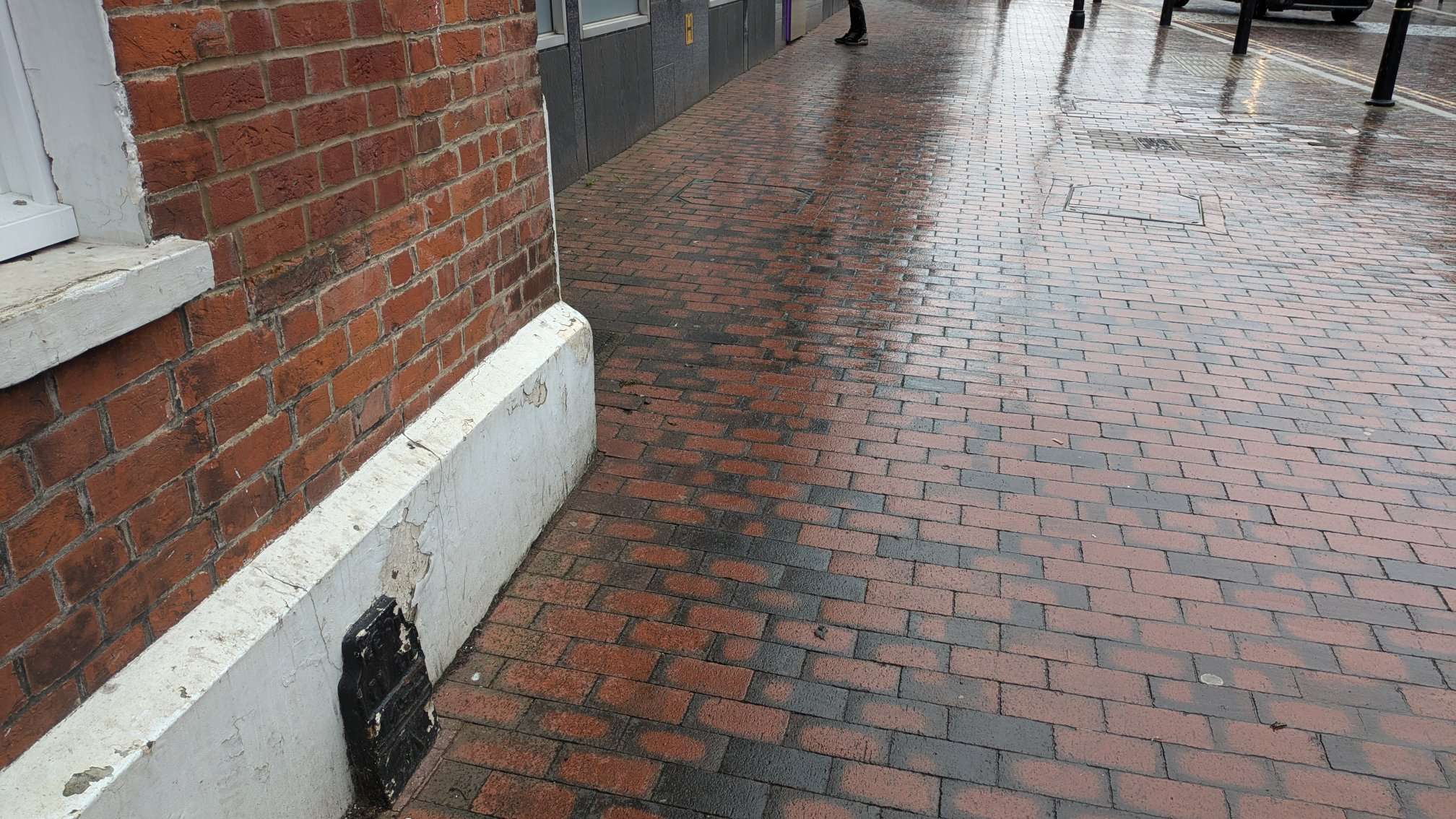 Telegraph cable marker post at 81 High Street, Sittingbourne by Derek Pattenson 