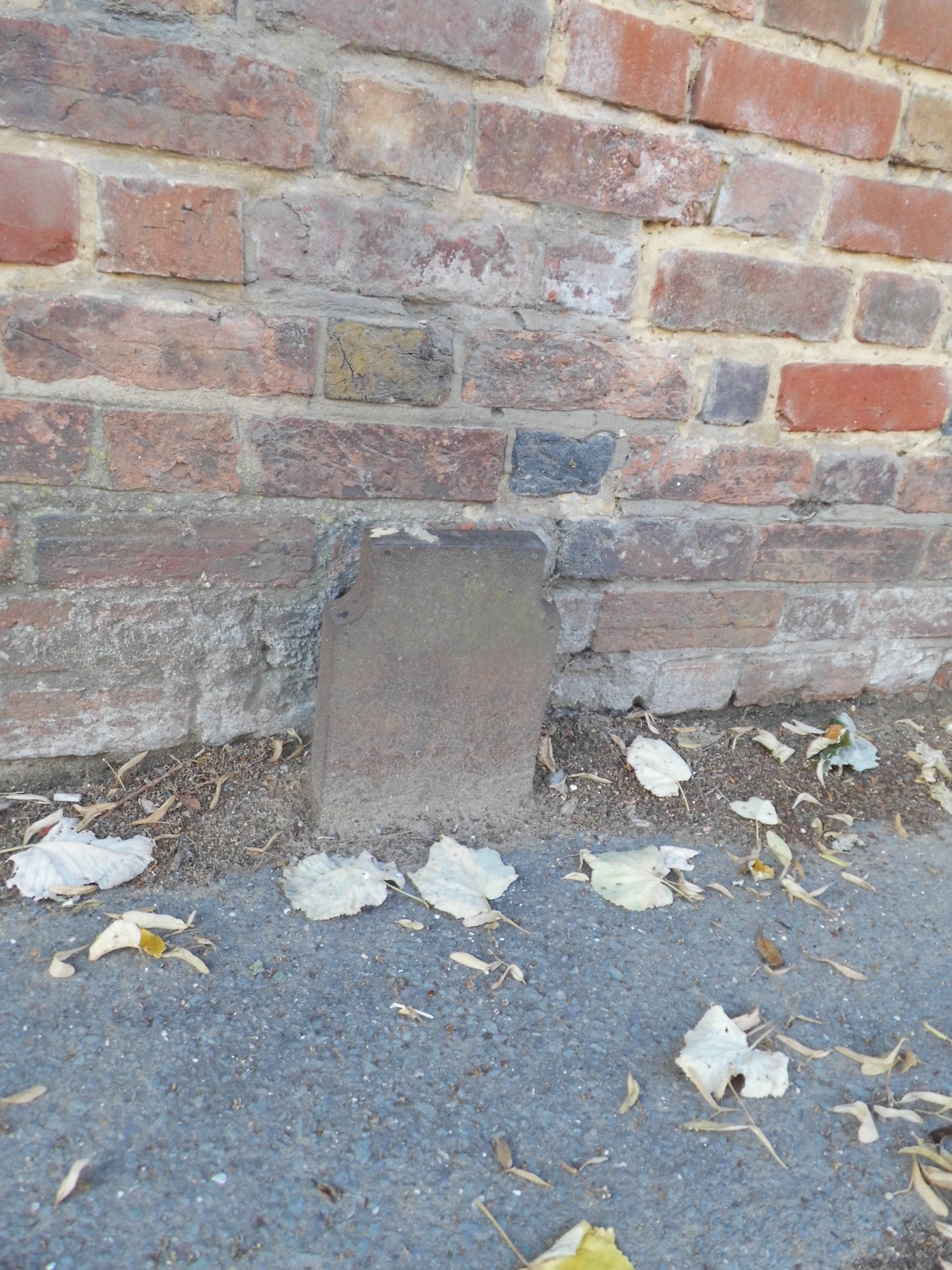 Telegraph cable marker post at opp. Red Lion Court, Woburn Road, Heath and Reach, Beds. by Derek Pattenson 