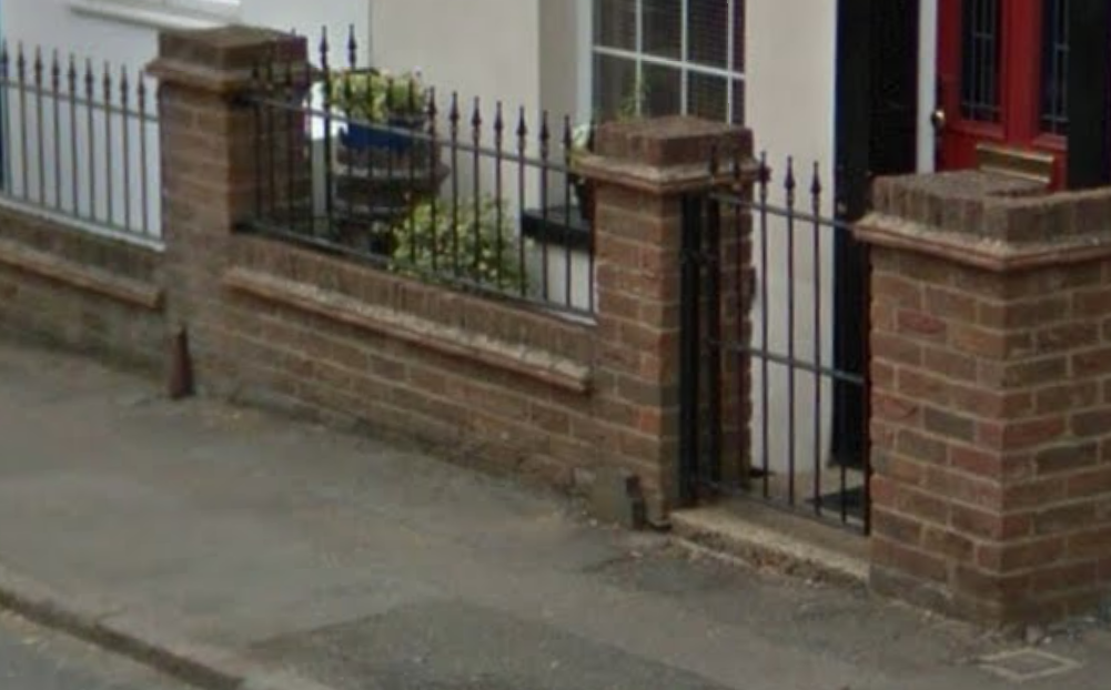 Telegraph cable marker post at 32 Heath Road, Leighton Buzzard by StreetView 