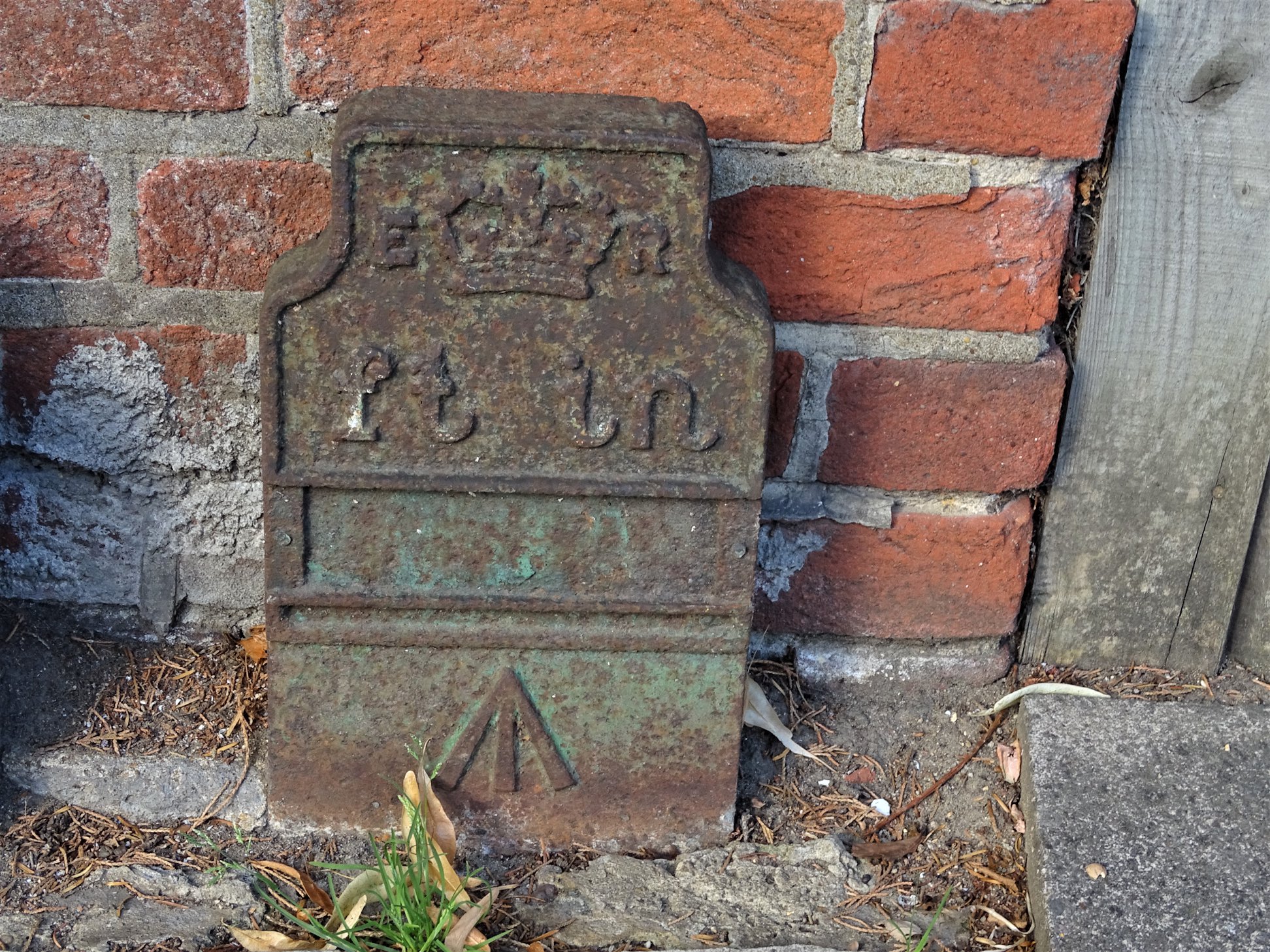 Telegraph cable marker post at 198 Hempstead Road, Watford by Stephen Danzig 