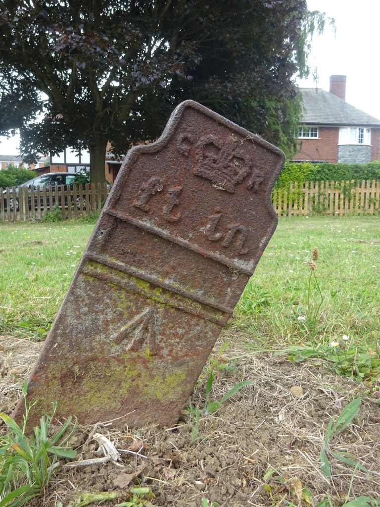Telegraph cable marker post at 25 London Road, Daventry by Mr Red 