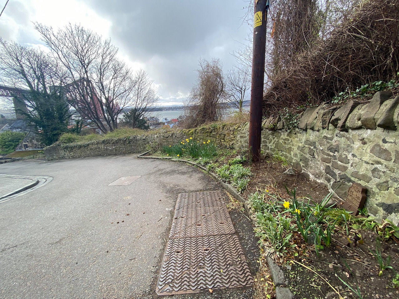Telegraph cable marker post at Ferryhill Road, (on outside of second bend from bottom), North Queensferry, Dunfermline by David Thom 