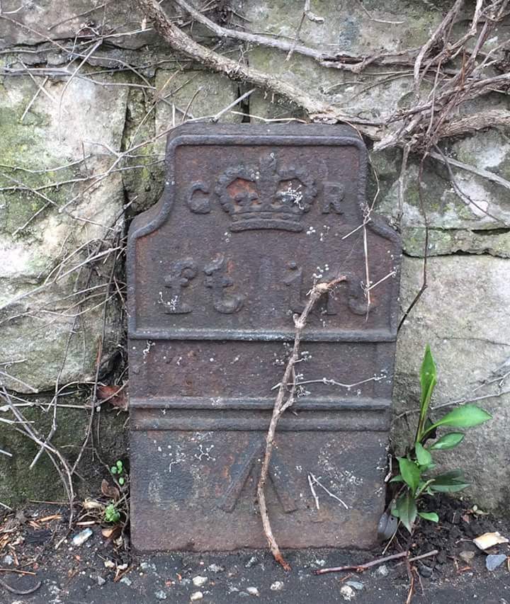 Telegraph cable marker post at Duddingstone Road, Edinburgh by ~@TalkPorty 