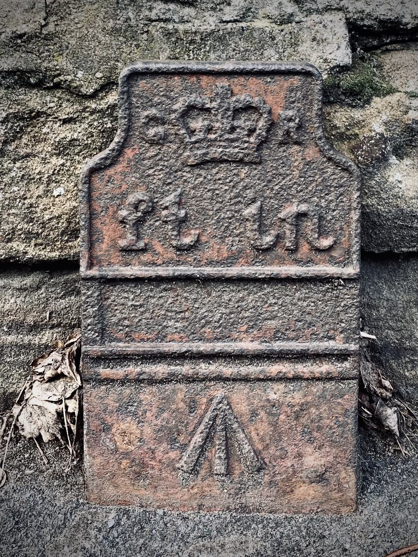 Telegraph cable marker post at Barnsley Road, 20m North of New Road, Woolley, Wakefield by Hellington Boots 