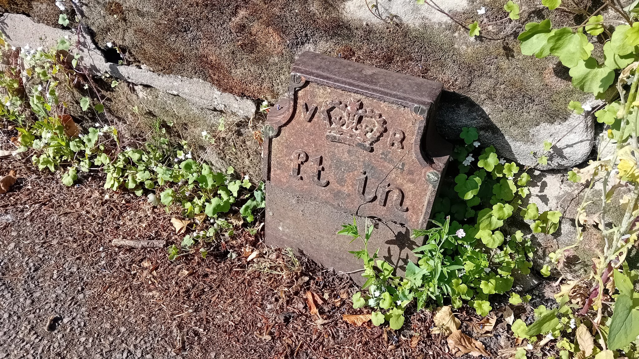 Telegraph cable marker post at St Nicholas' Church, Banbury Road, Warwick by Anth Rowley 