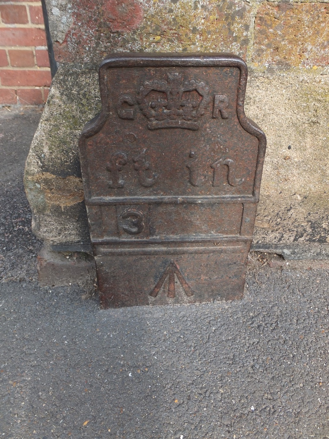 Telegraph cable marker post at jnc. Palace Lane / High Street, Beaulieu, Brockenhurst by Dan Glover 