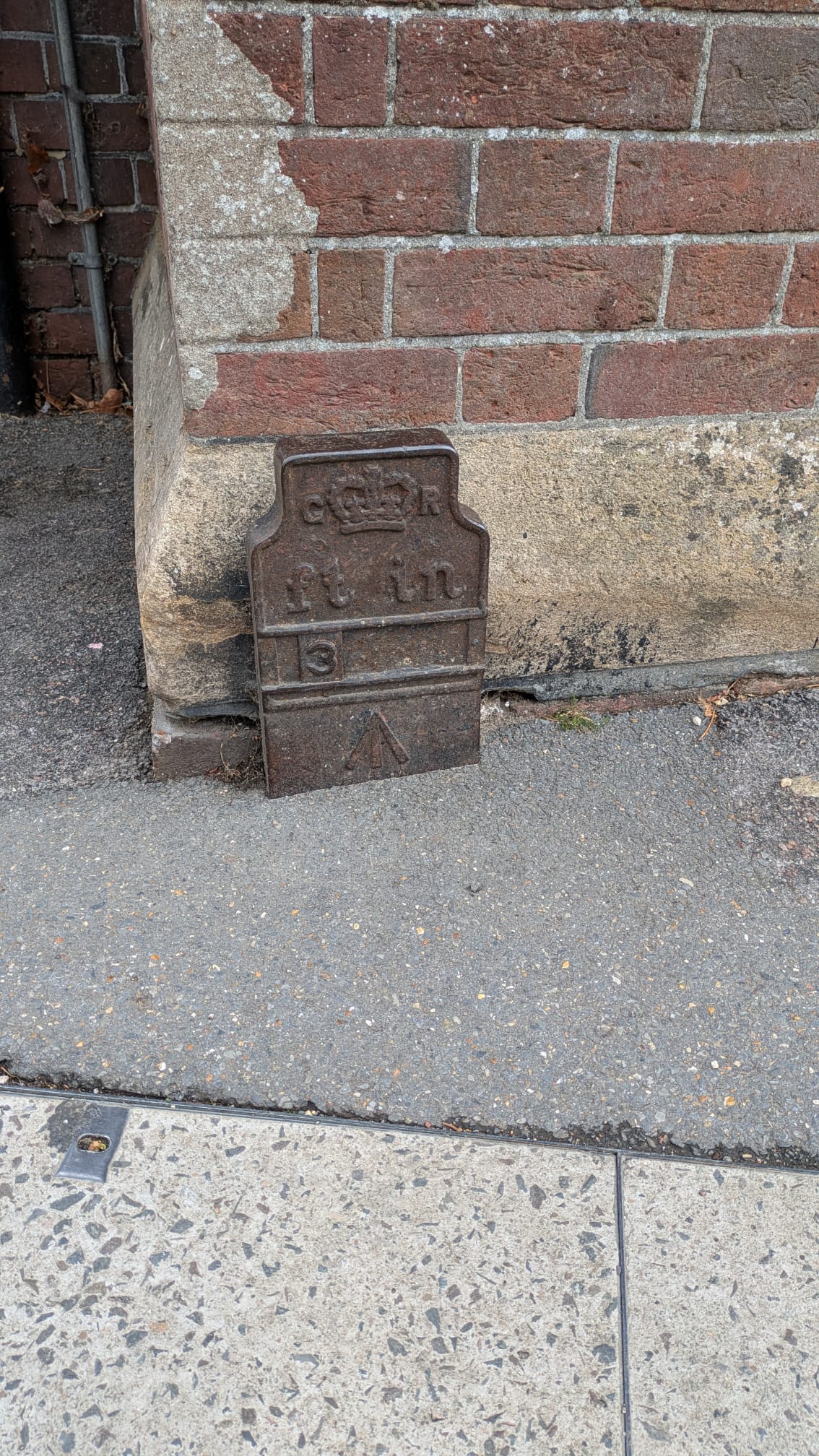 Telegraph cable marker post at jnc. Palace Lane / High Street, Beaulieu, Brockenhurst by Derek Pattenson 