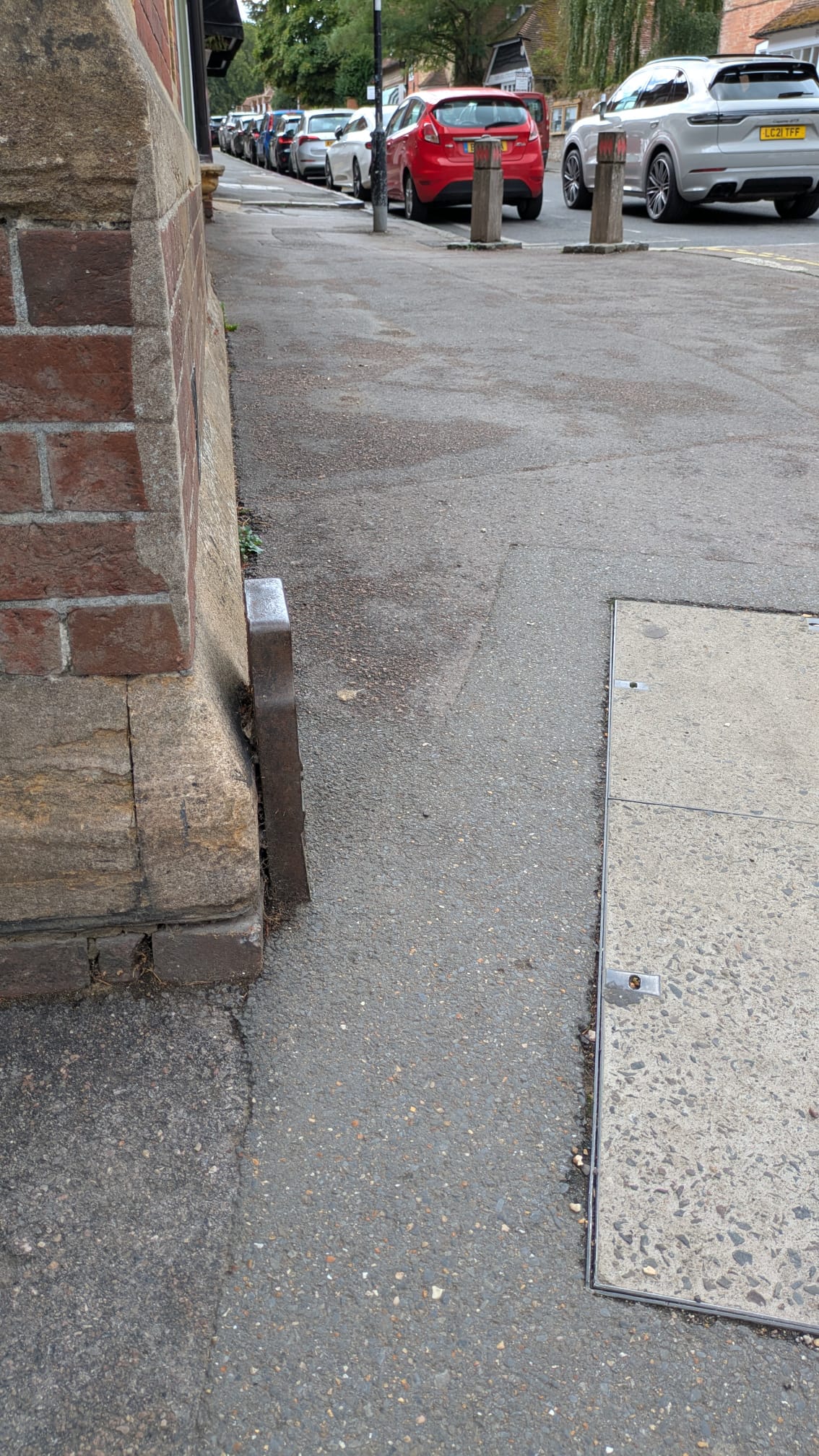 Telegraph cable marker post at jnc. Palace Lane / High Street, Beaulieu, Brockenhurst by Derek Pattenson 