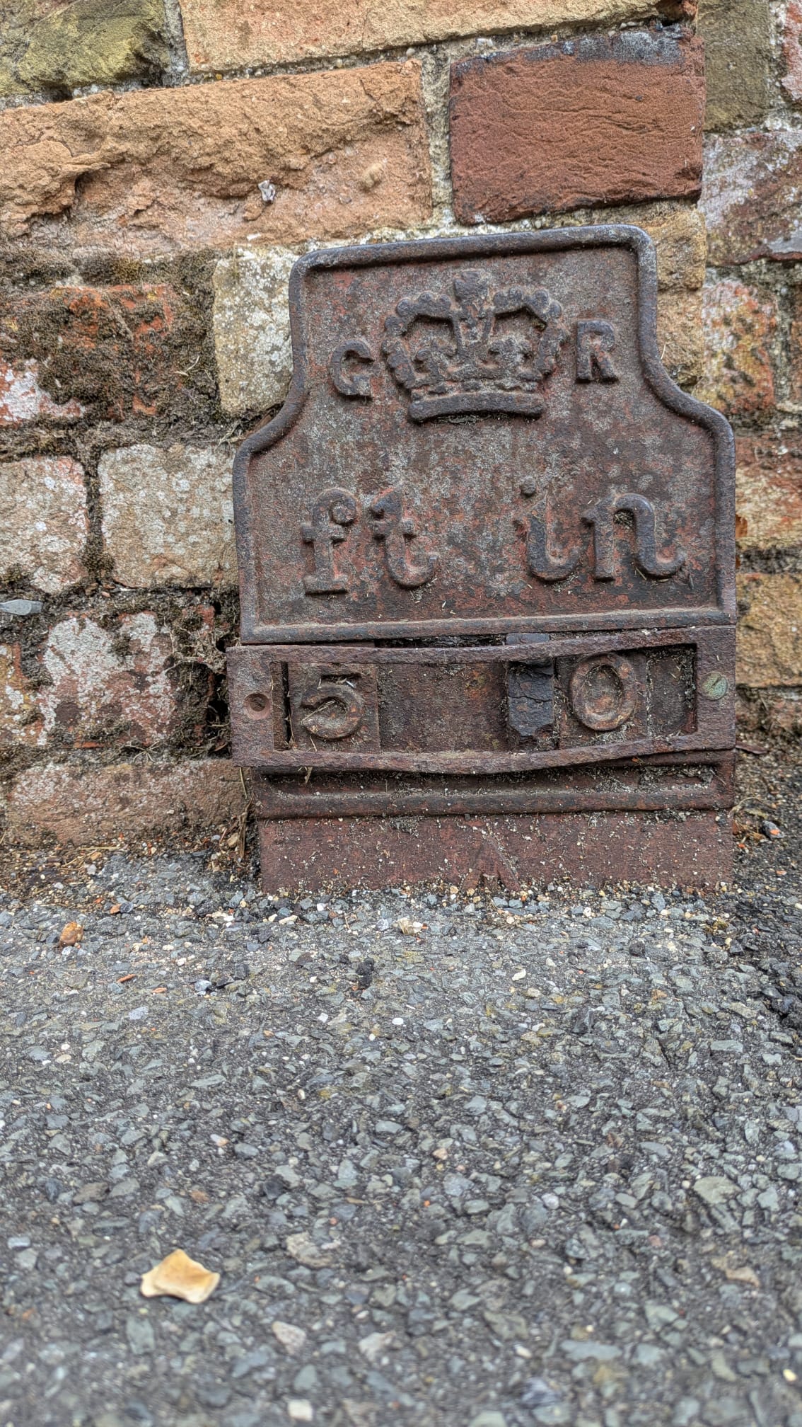 Telegraph cable marker post at opp. Chichester Trees & Shrubs, Palace Lane, Beaulieu, Brockenhurst by Derek Pattenson 