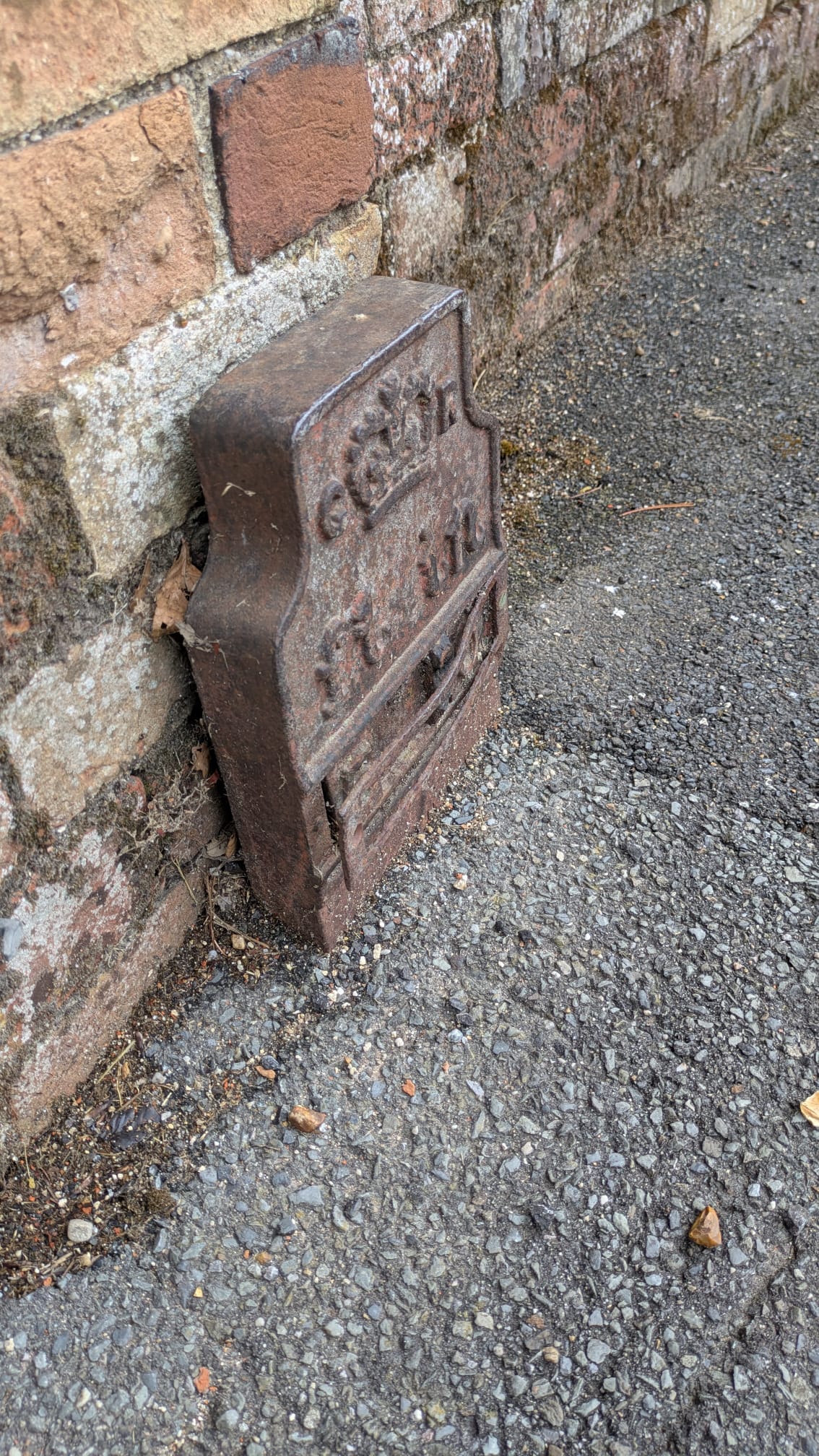 Telegraph cable marker post at opp. Chichester Trees & Shrubs, Palace Lane, Beaulieu, Brockenhurst by Derek Pattenson 