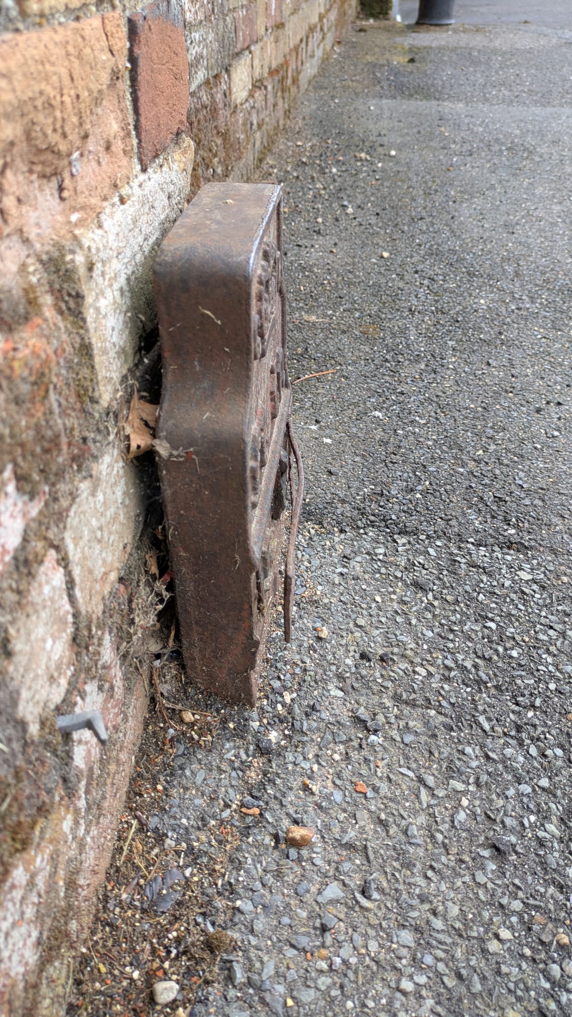 Telegraph cable marker post at opp. Chichester Trees & Shrubs, Palace Lane, Beaulieu, Brockenhurst by Derek Pattenson 