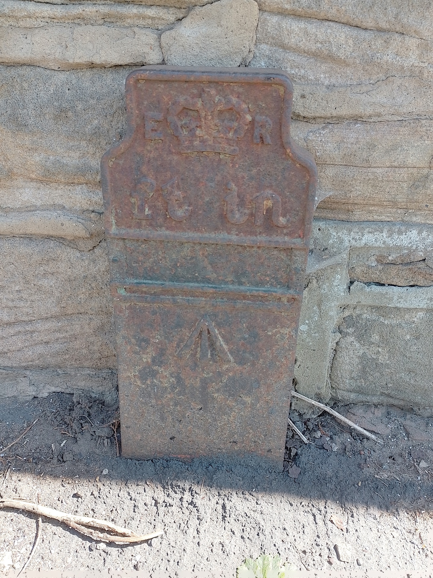 Telegraph cable marker post at opp. rear of 23 Pelaw Grange Court, Durham Road, Birtley by Mitch Richardson 