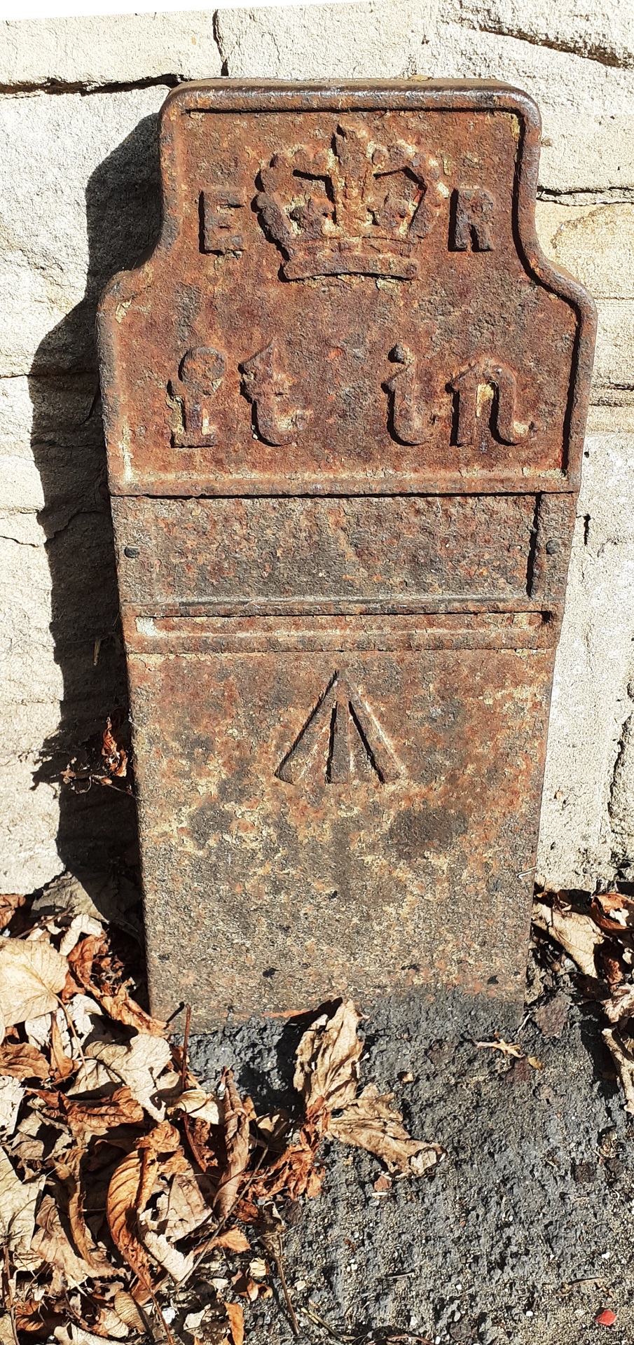 Telegraph cable marker post at opp. rear of 23 Pelaw Grange Court, Durham Road, Birtley by Roger Templeman 