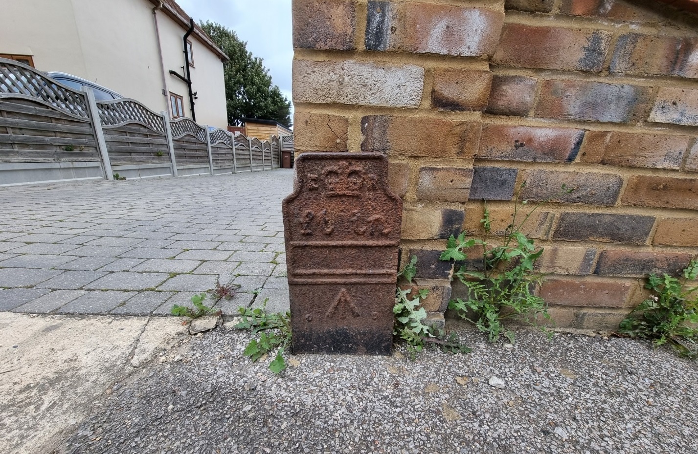 Telegraph cable marker post at 6 Princess Margaret Road, East Tilbury, Tilbury by Paul Golder 
