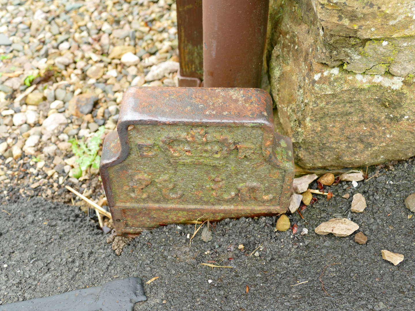 Telegraph cable marker post at Next to Morlich, A6 (300m North of A683 bridge), Lancaster by Christopher Leather 