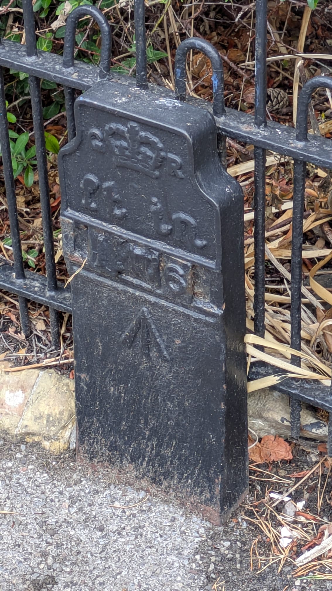 Telegraph cable marker post at Warner's House, High Street, Beaulieu by Derek Pattenson 
