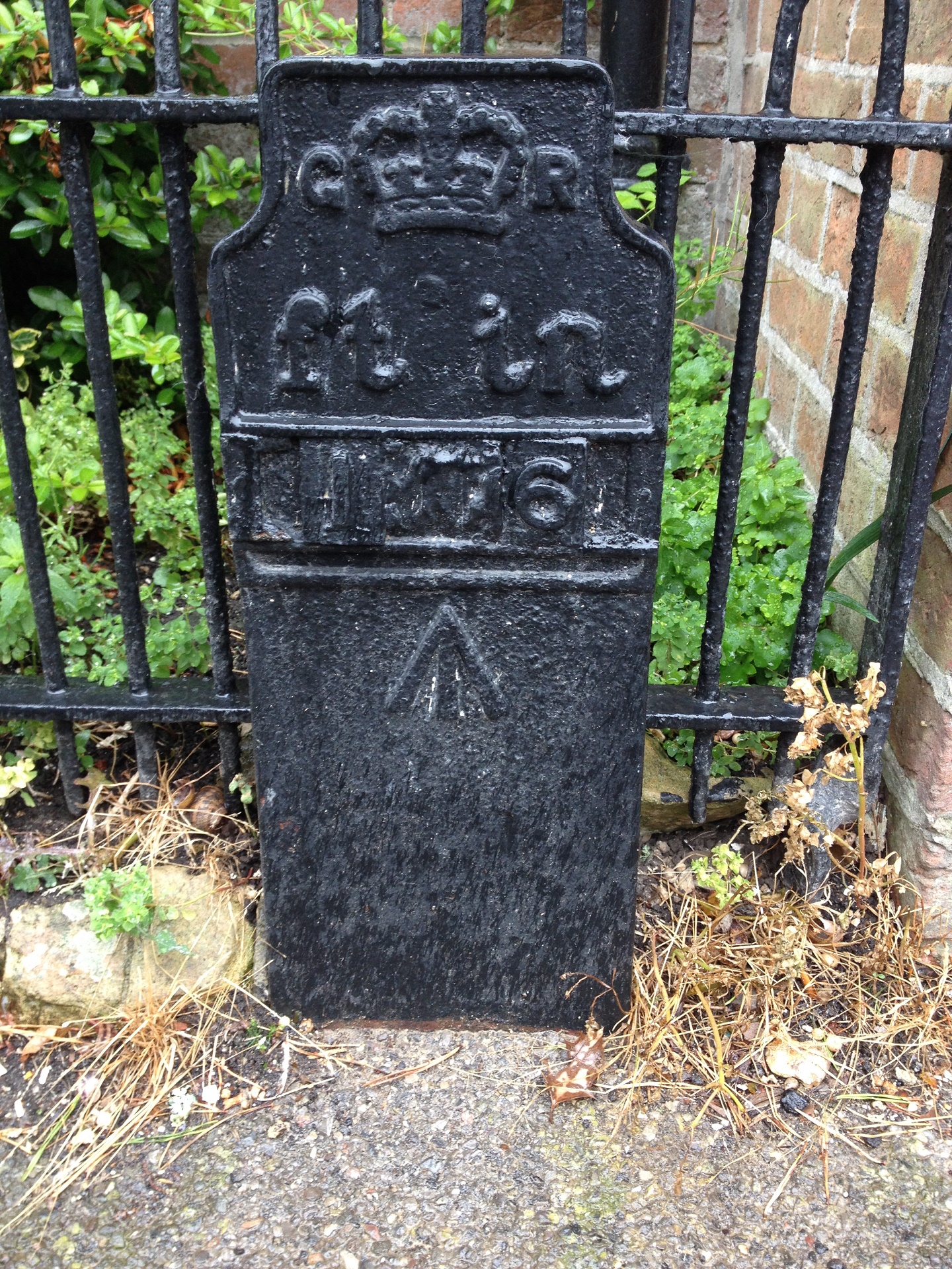Telegraph cable marker post at Warner's House, High Street, Beaulieu by Joe Graham 