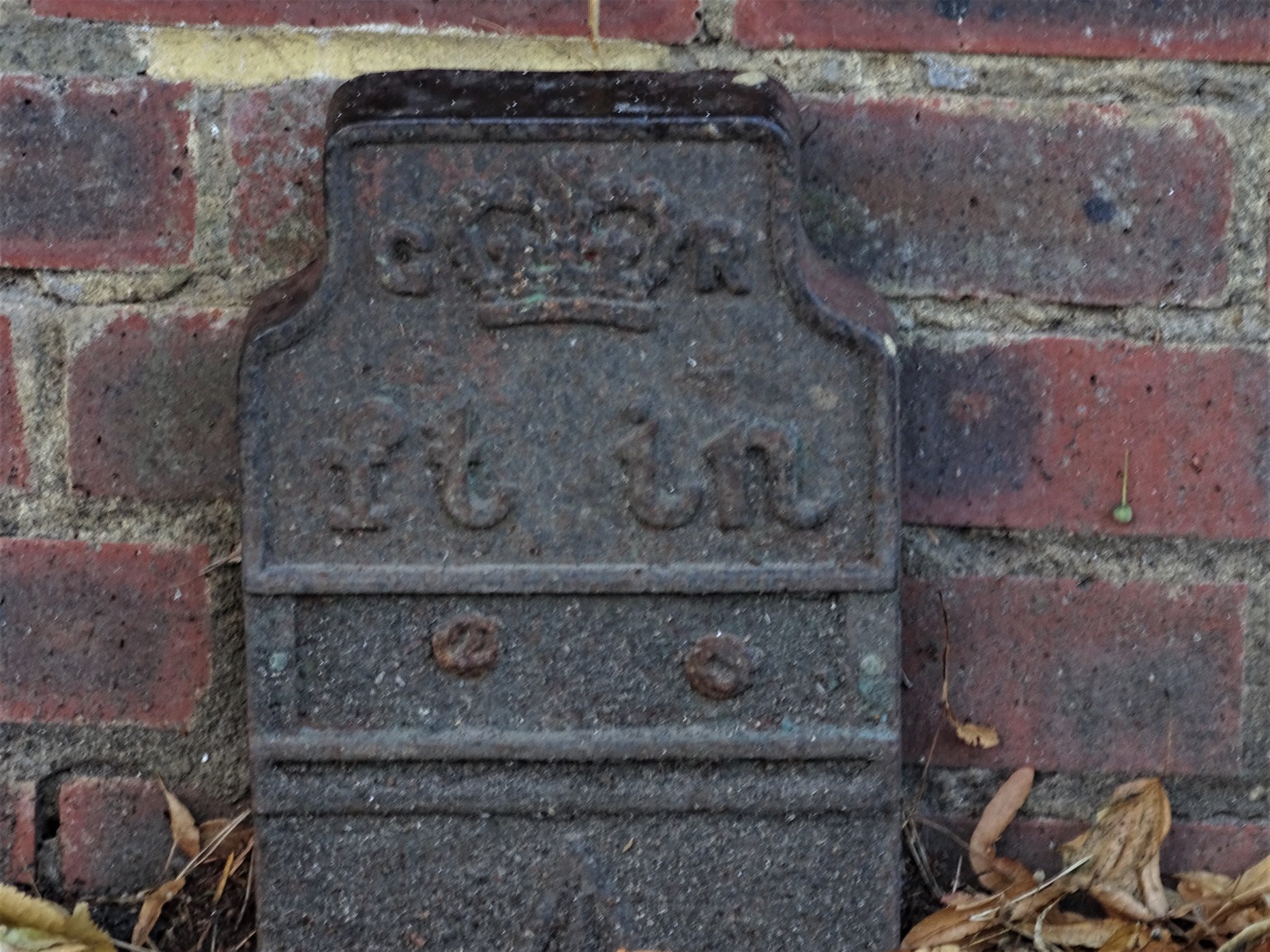 Telegraph cable marker post at 32 High Street, Kings Langley, Herts by Stephen Danzig 
