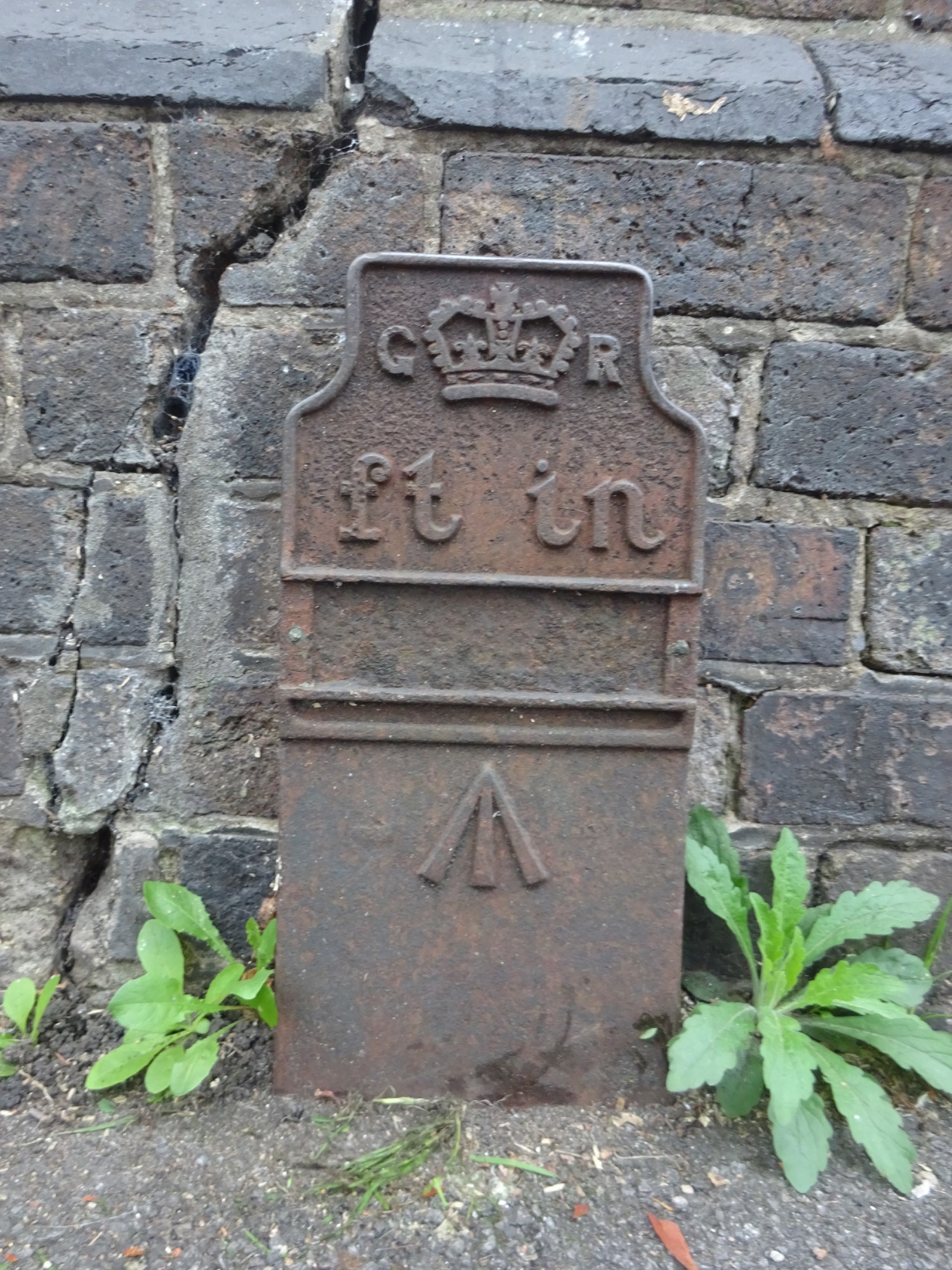 Telegraph cable marker post at Jnc Spa Road / Southgate Street (SE corner), Gloucester by MrRed 
