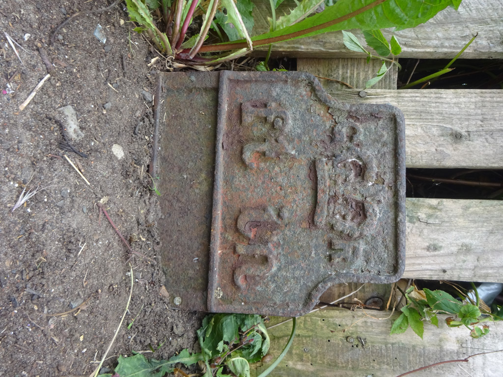 Telegraph cable marker post at 23 Braunston Road, Daventry by Mr Red 