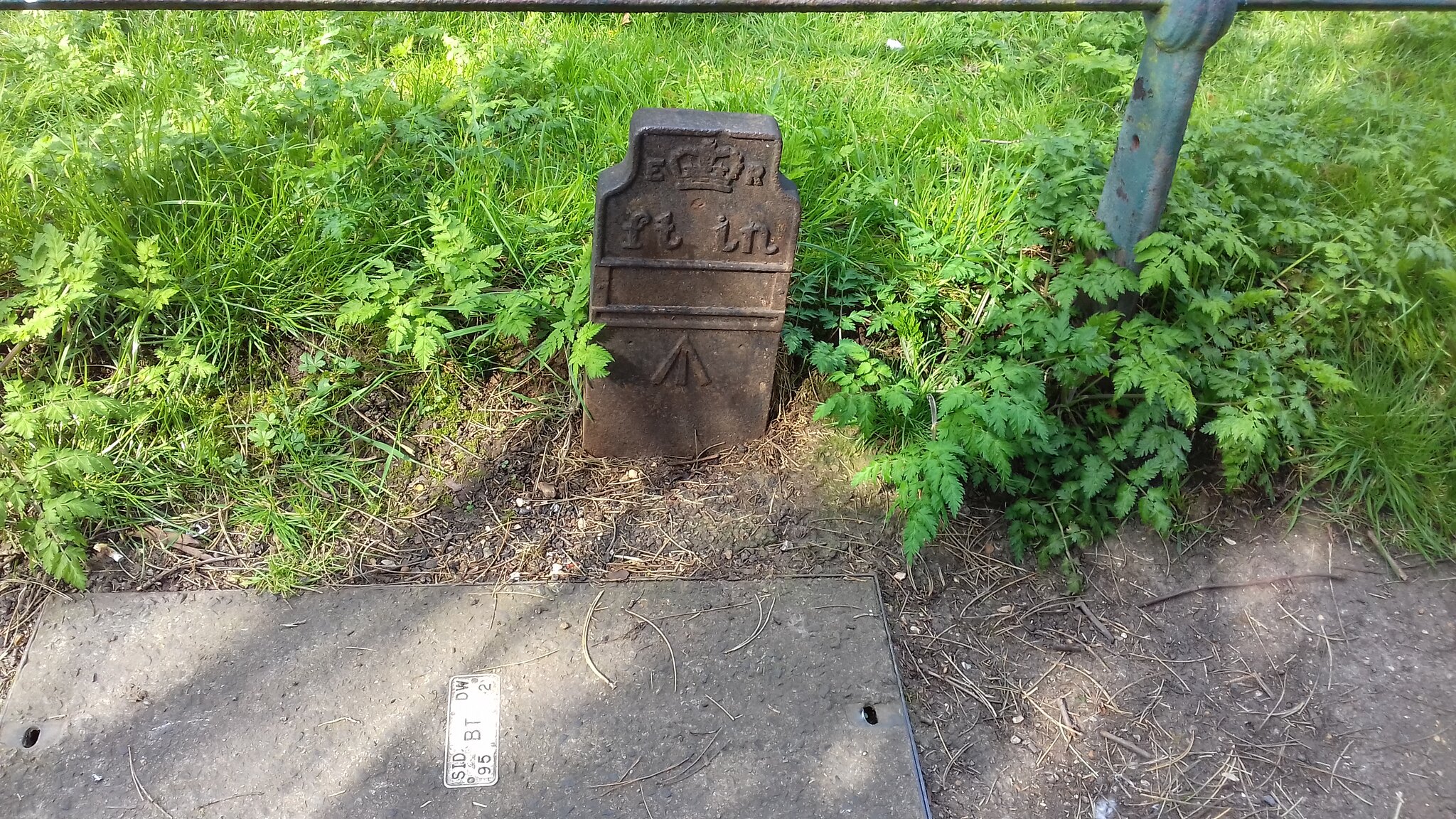 Telegraph cable marker post at New River Path, Wormley, Broxbourne by Peter Cousins 
