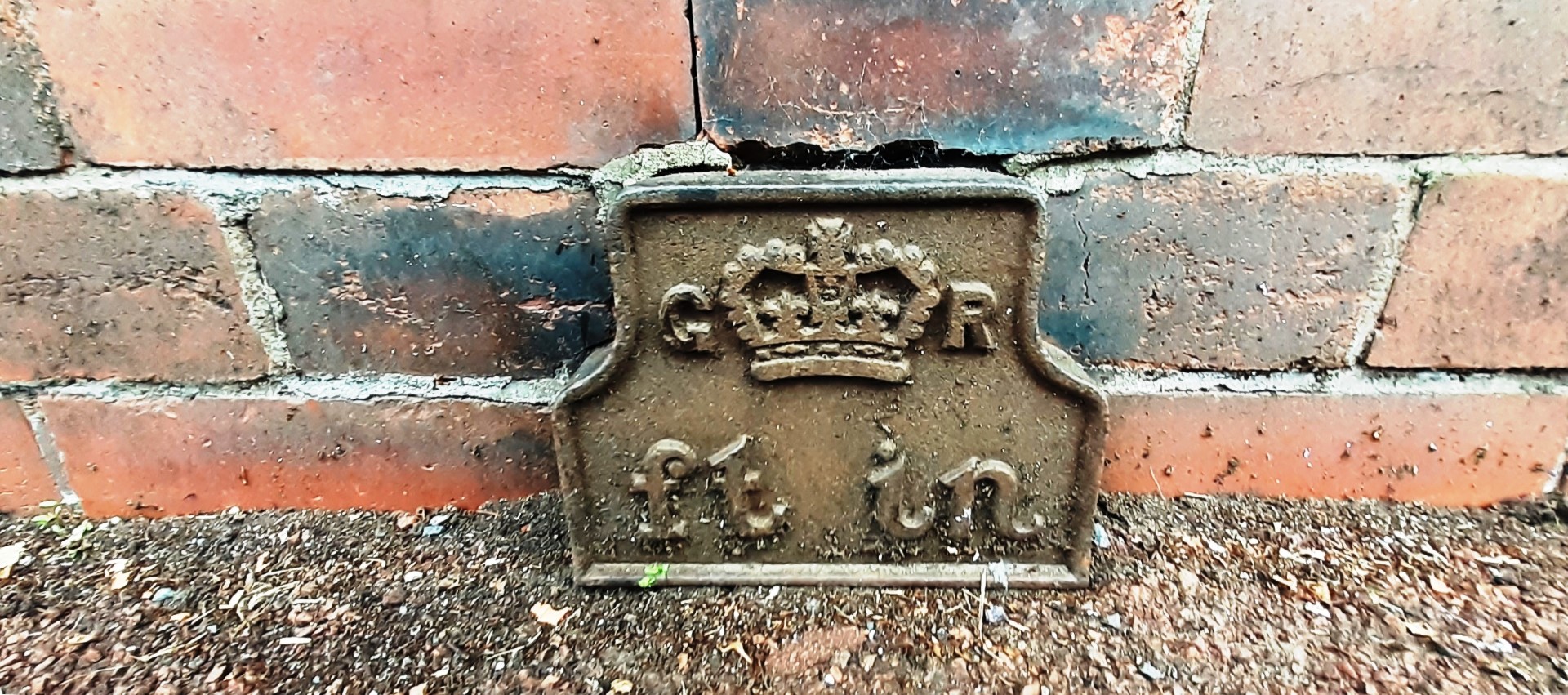 Telegraph cable marker post at 341 Durham Road, Gateshead by Roger Templeman 