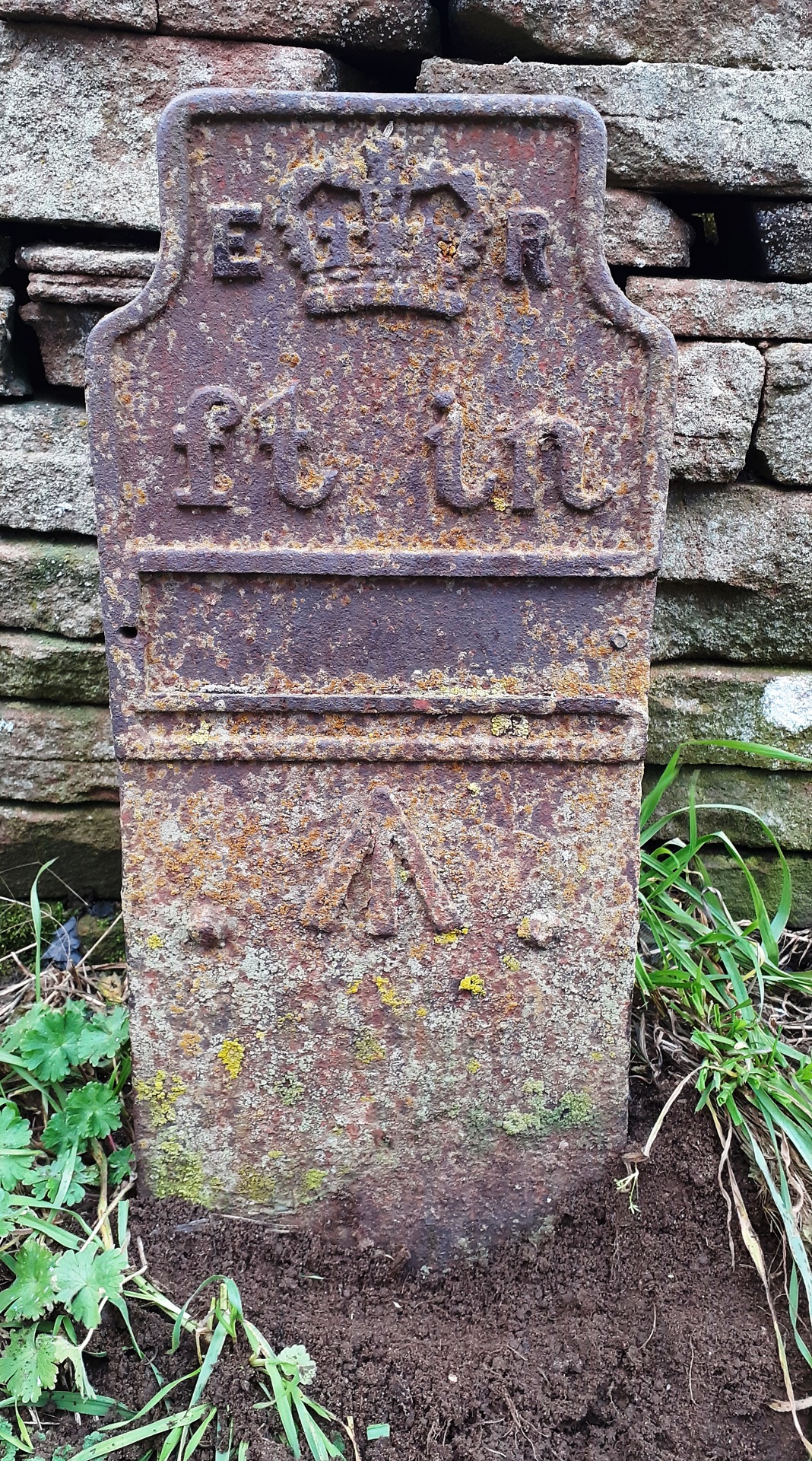Telegraph cable marker post at Layby, 550m N of Plumpton Head, A6, Penrith by Roger Templeman 