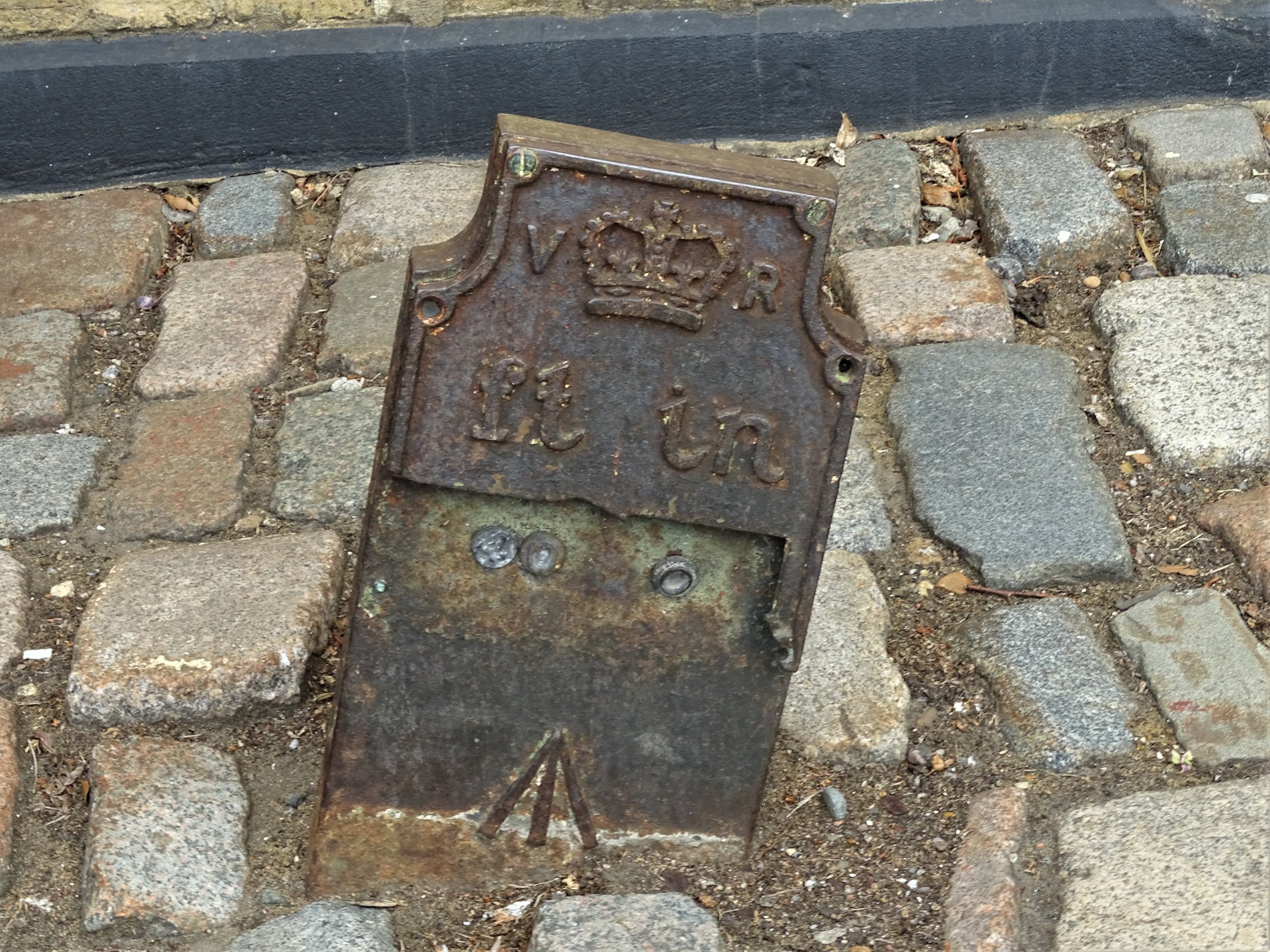 Telegraph cable marker post at 24 High Street, Bushey by Stephen Danzig 