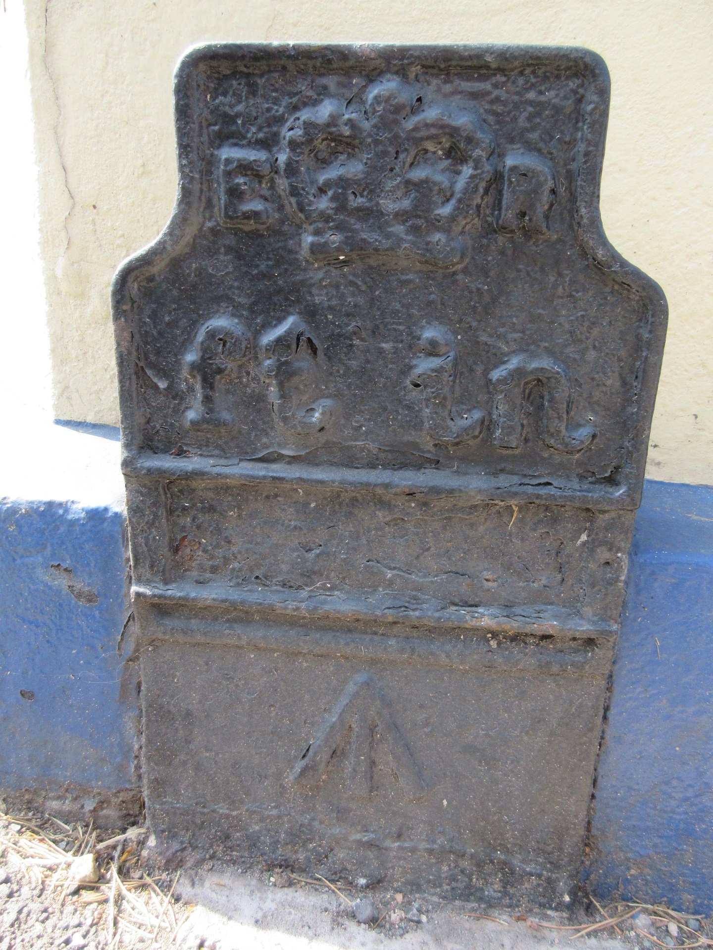 Telegraph cable marker post at 1 Droitwich Road, Worcester by Tim Onions 