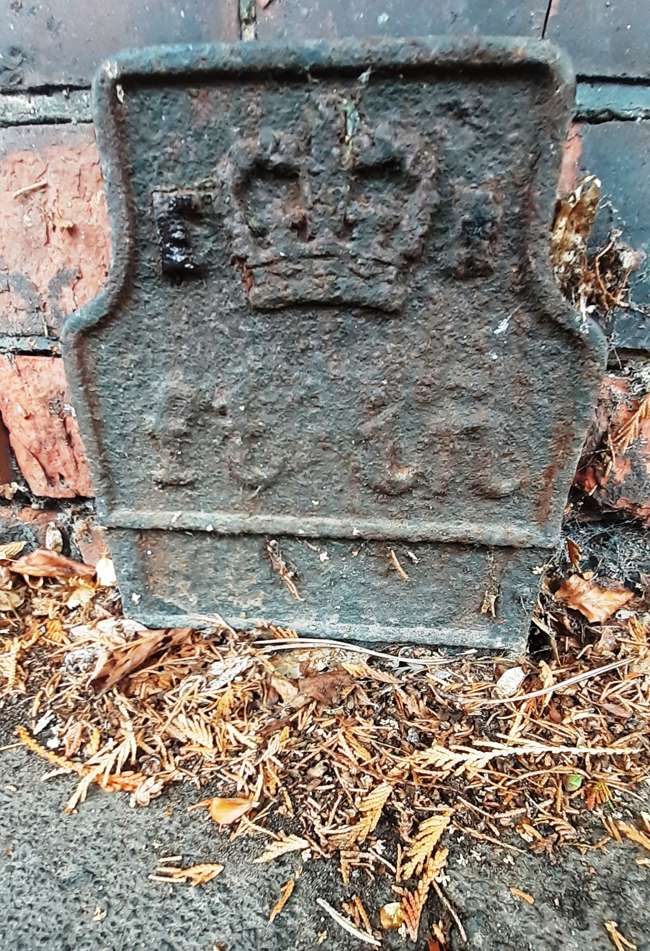 Telegraph cable marker post at 10m N jnc Coronation Terrace, Durham Road, Chester-le-Street by Roger Templeman 