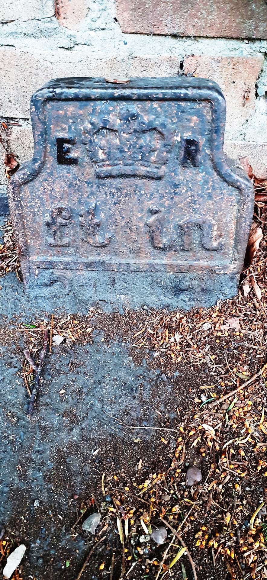 Telegraph cable marker post at 323 London Road, Leicester by Roger Templeman 