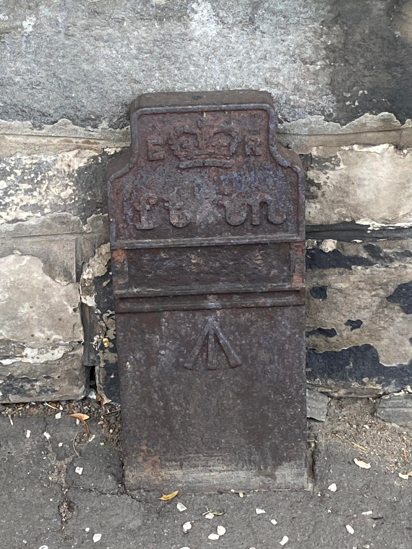 Telegraph cable marker post at 8 House O' Hill Terrace, Edinburgh by David Thom 