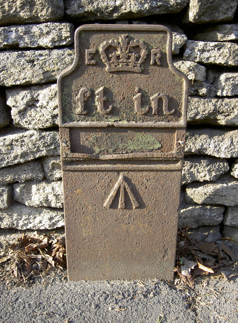 Telegraph cable marker post at Bath Road, Cross Keys, Wiltshire by Neil Owen 