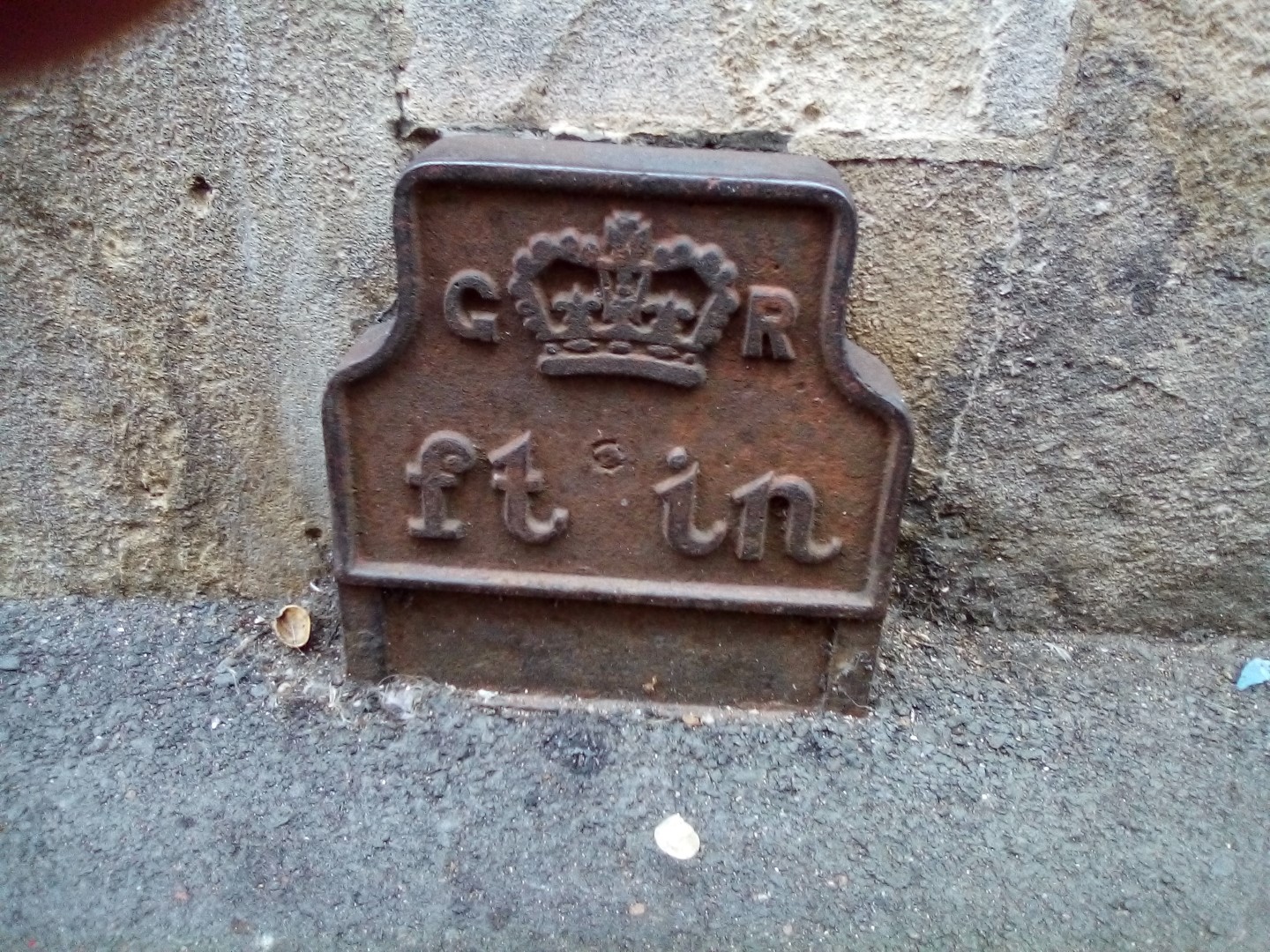 Telegraph cable marker post at 14 Pierpoint Street, Worcester by Tim Onions 