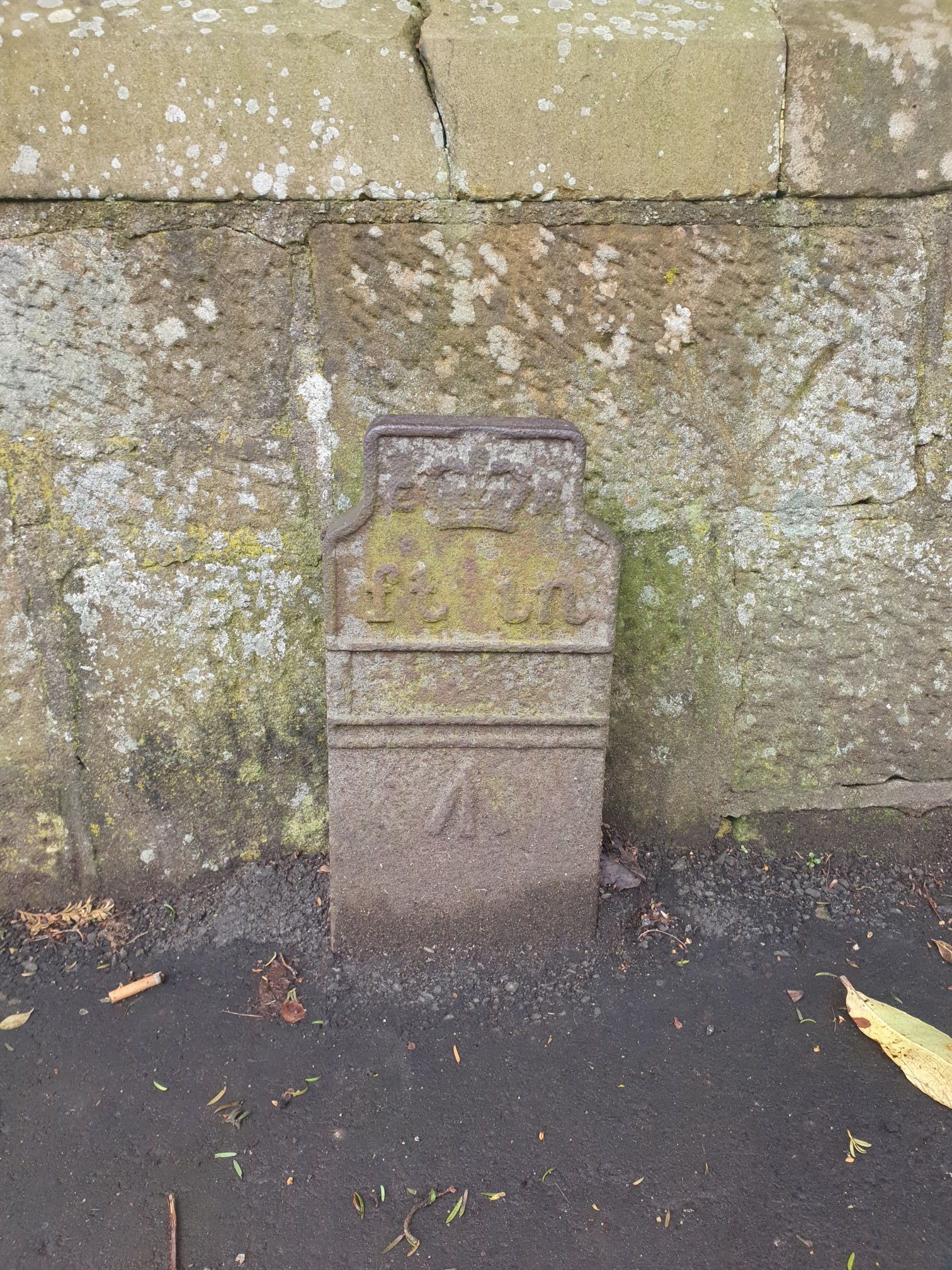 Telegraph cable marker post at 30 Mansewood Road, Glasgow by Richard Pipe 