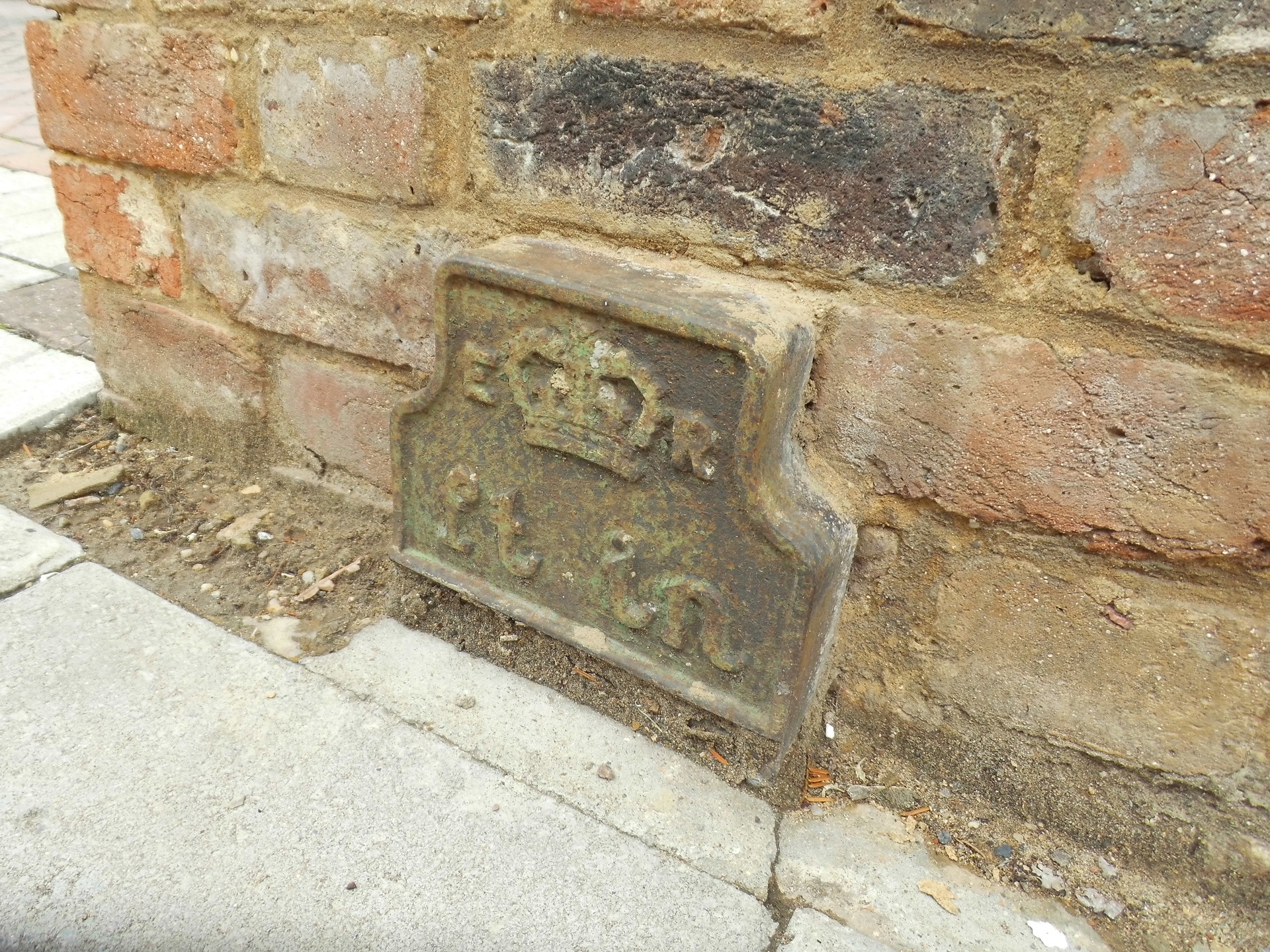 Telegraph cable marker post at 40 Hempstead Road, Watford by Derek Pattenson 