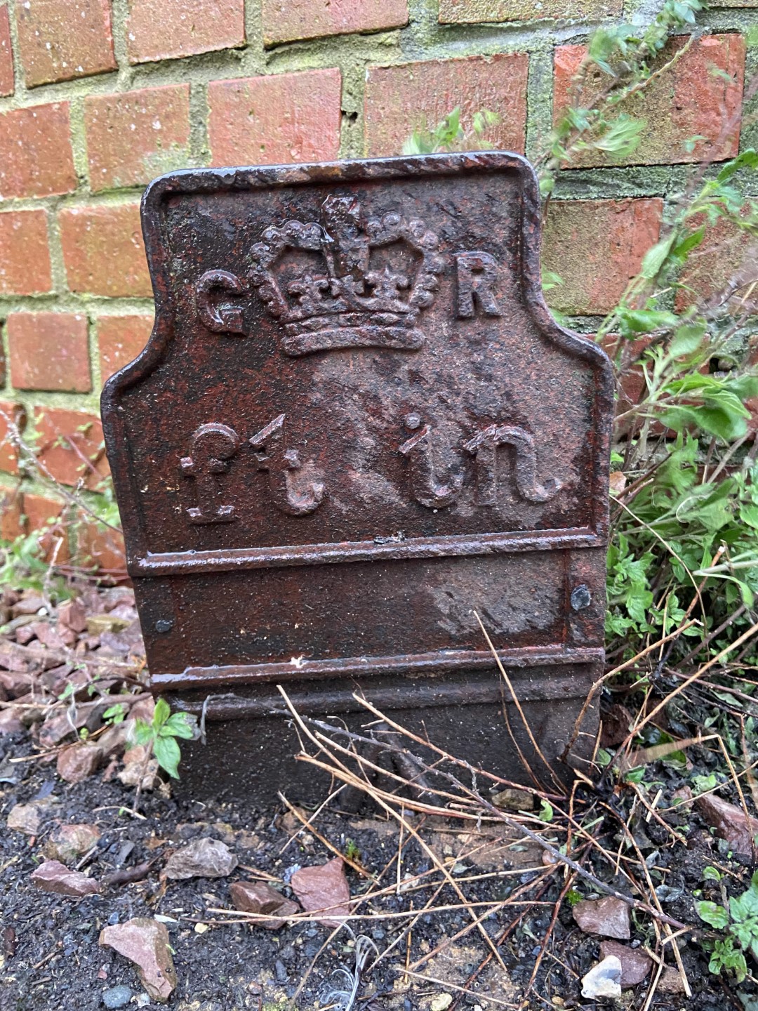 Telegraph cable marker post at 1 Tolsey Lane, Tewkesbury by Vesna 