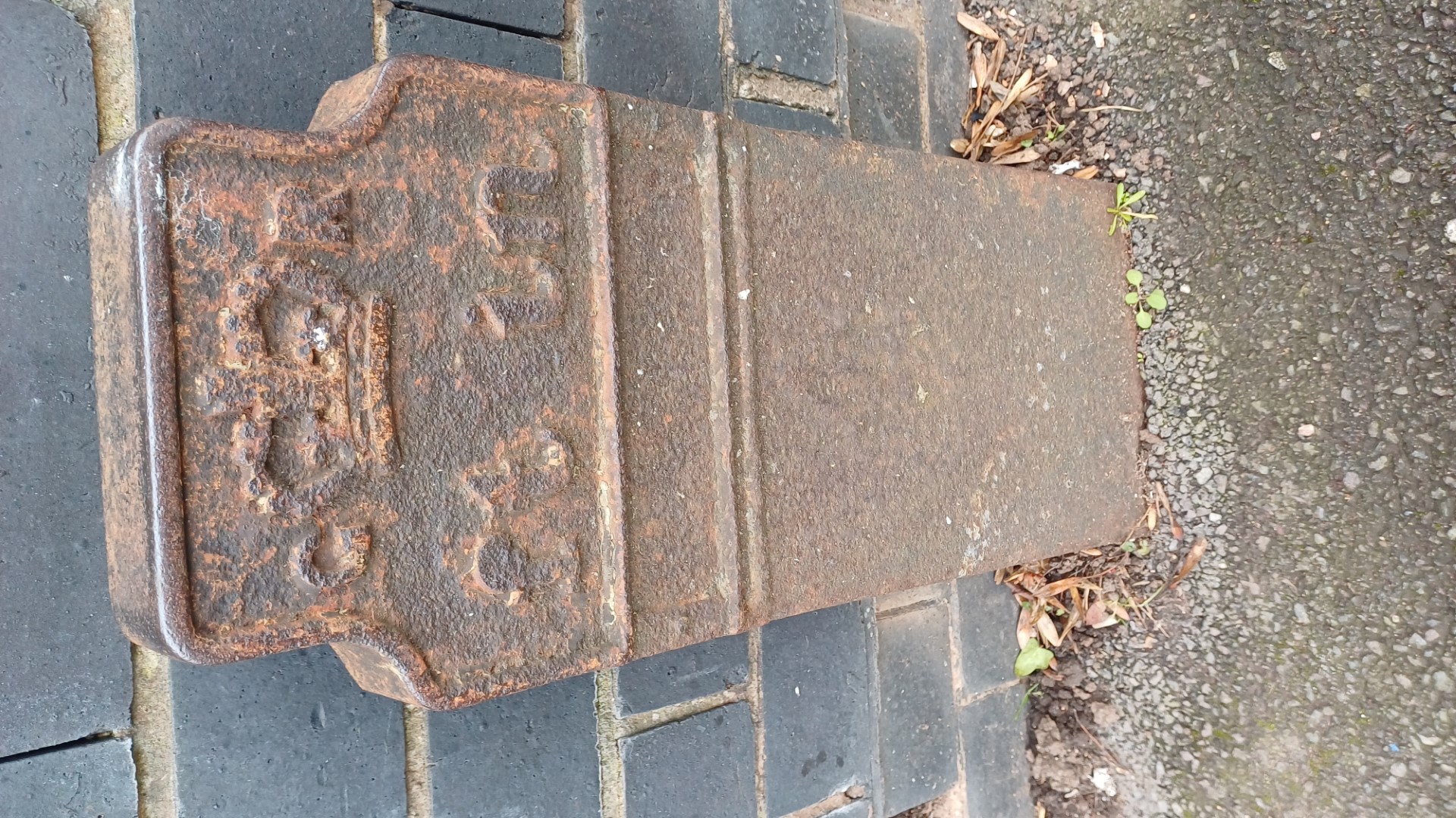 Telegraph cable marker post at 6 Bates Hill, Redditch by Elwyn Williams 