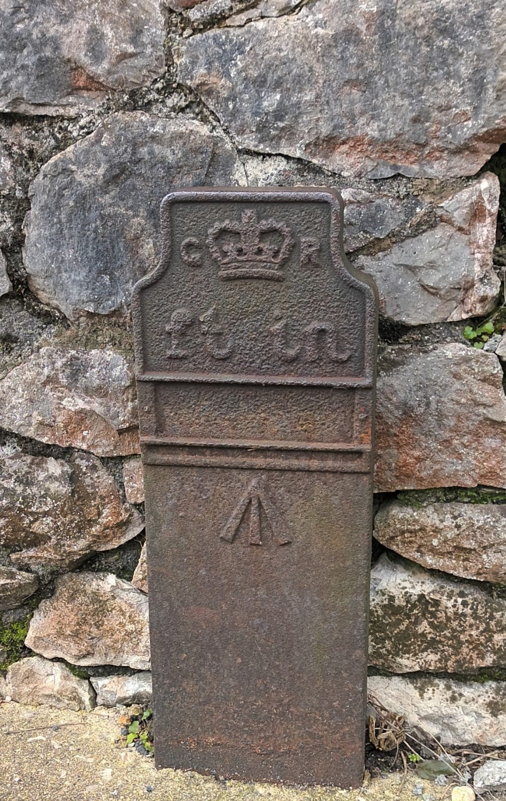Telegraph cable marker post at 46 Shirburn Road, Torquay by Karen Wood 