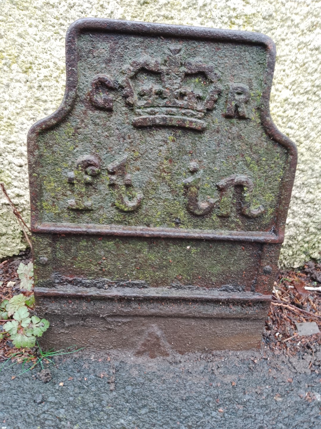 Telegraph cable marker post at 10m S of jnc. Ivor Road, Mount Pleasant, Redditch by Pamela Howard 