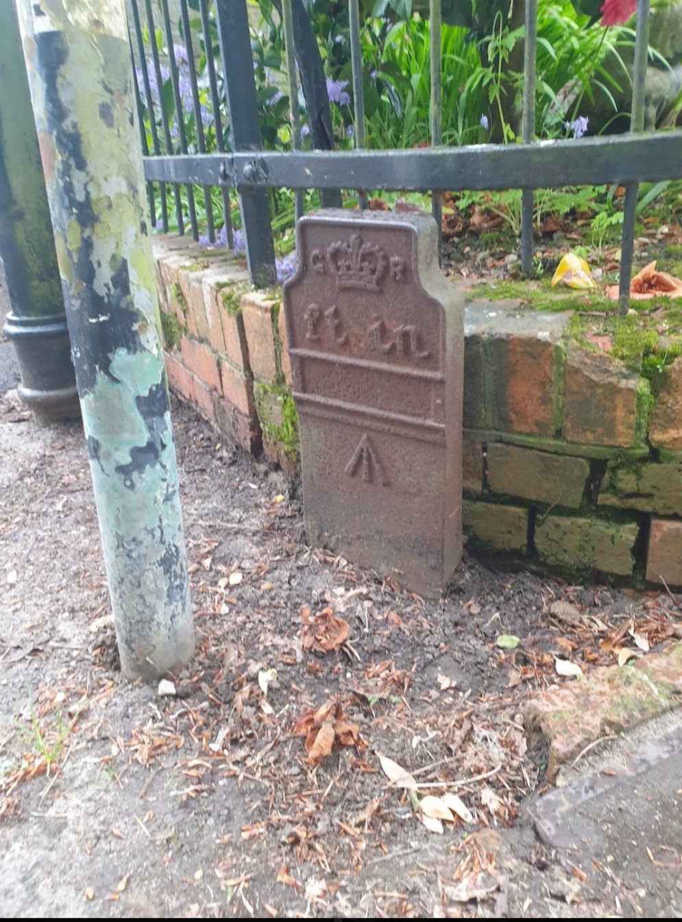 Telegraph cable marker post at 1 Church Street (cnr of High Street), Wadhurst, East Sussex by Mark Hayes 